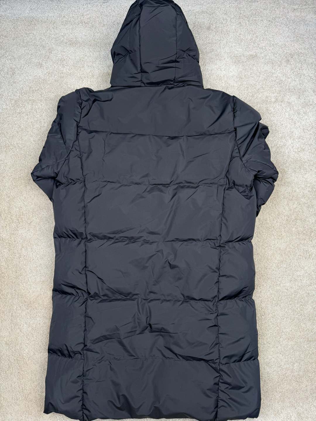 图片[3]-＃暖冬福利 𝐌𝐋𝐁 纽约洋基队𝐍𝐘 小标刺绣LOGO长款连帽羽绒服 三标齐全、男女同款、加厚保暖、下雪的城市、直接入它！ MLB是韩国F&F旗下潮流服装品牌，拥有150年历史的经典传统，是街头文化和国际生活方式的领导者。MLB 拥有包括男装、女装、童装、配饰 在内的全品类服饰，提供覆盖各性别、各年龄层、From HeadtoToe的穿搭装备。其产品结合了韩国的时尚造型与质感，展现了运动服饰也可以兼具时尚潮流的风格。在产品设计上，MLB不仅融合了美国职业棒球大联盟的各当家球队，更结合了棒球运动中的各个元素。 采用国标80%白鸭绒，独家使用正品同步羽绒 正品同步面料： 100% 锦纶; 里料： 100% 锦纶 原厂定制电镀五金辅料，非市场各类复刻版！市面最顶级没有之一。 配色：黑色 白色 尺码：XS-XXL-选品中心