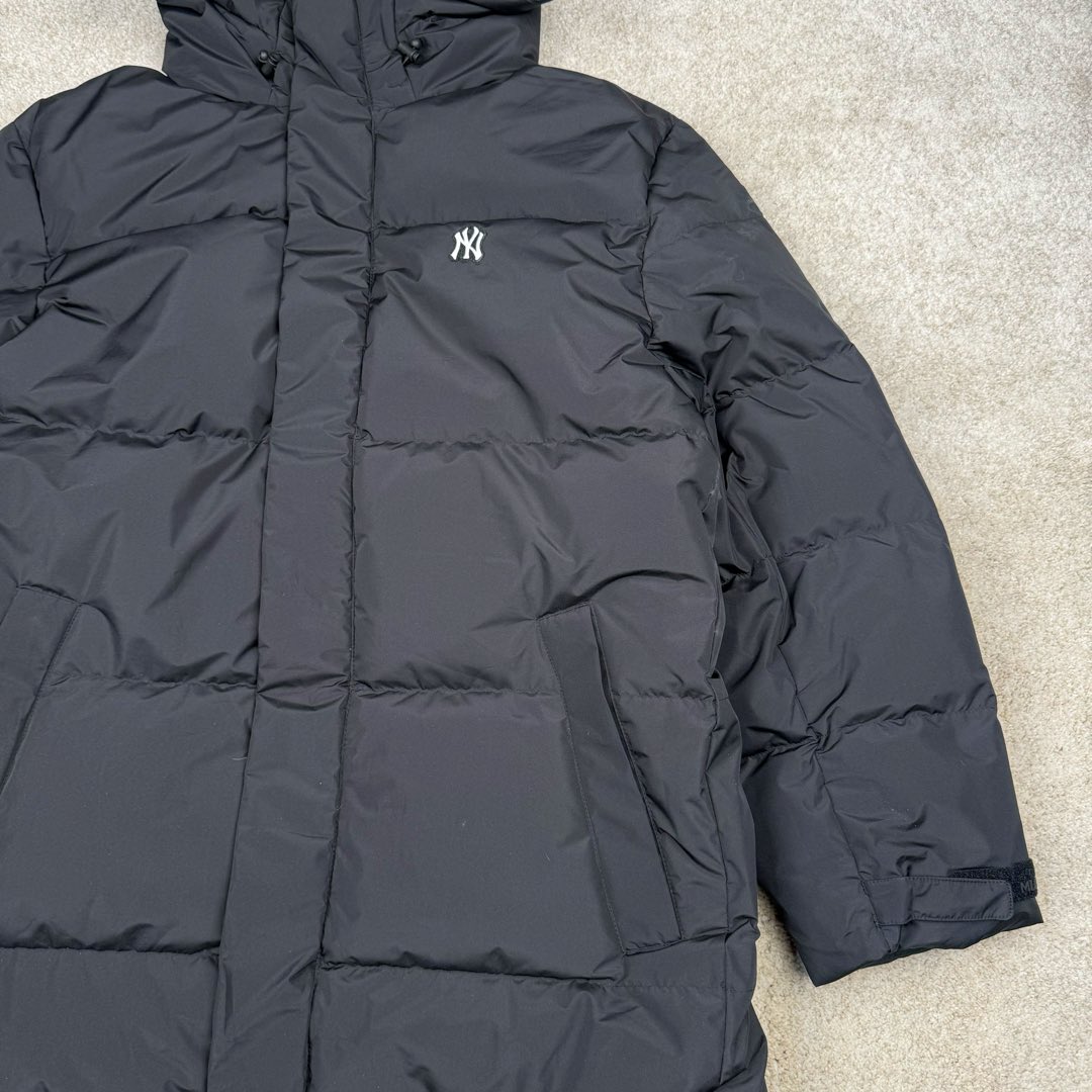 图片[5]-＃暖冬福利 𝐌𝐋𝐁 纽约洋基队𝐍𝐘 小标刺绣LOGO长款连帽羽绒服 三标齐全、男女同款、加厚保暖、下雪的城市、直接入它！ MLB是韩国F&F旗下潮流服装品牌，拥有150年历史的经典传统，是街头文化和国际生活方式的领导者。MLB 拥有包括男装、女装、童装、配饰 在内的全品类服饰，提供覆盖各性别、各年龄层、From HeadtoToe的穿搭装备。其产品结合了韩国的时尚造型与质感，展现了运动服饰也可以兼具时尚潮流的风格。在产品设计上，MLB不仅融合了美国职业棒球大联盟的各当家球队，更结合了棒球运动中的各个元素。 采用国标80%白鸭绒，独家使用正品同步羽绒 正品同步面料： 100% 锦纶; 里料： 100% 锦纶 原厂定制电镀五金辅料，非市场各类复刻版！市面最顶级没有之一。 配色：黑色 白色 尺码：XS-XXL-选品中心