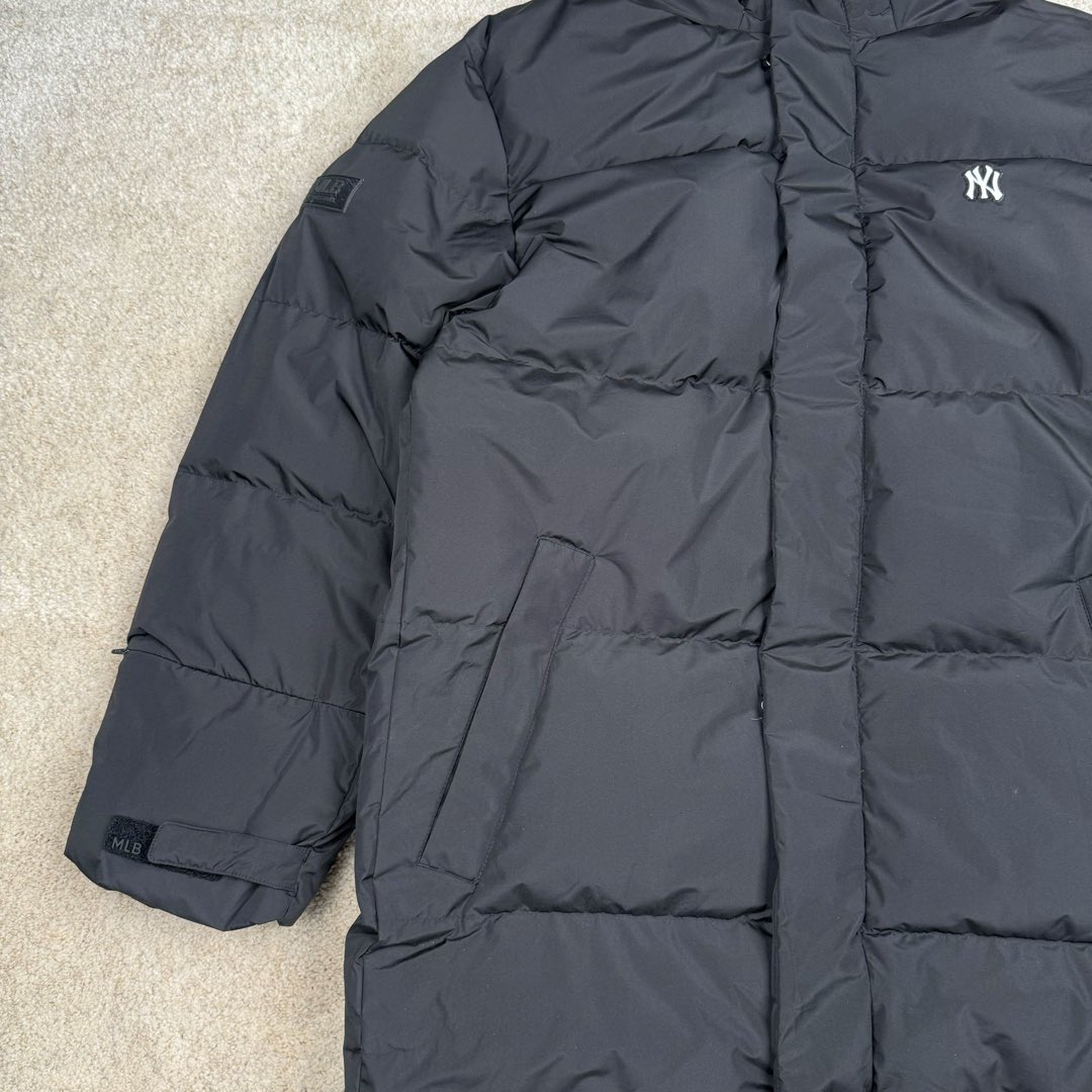 图片[6]-＃暖冬福利 𝐌𝐋𝐁 纽约洋基队𝐍𝐘 小标刺绣LOGO长款连帽羽绒服 三标齐全、男女同款、加厚保暖、下雪的城市、直接入它！ MLB是韩国F&F旗下潮流服装品牌，拥有150年历史的经典传统，是街头文化和国际生活方式的领导者。MLB 拥有包括男装、女装、童装、配饰 在内的全品类服饰，提供覆盖各性别、各年龄层、From HeadtoToe的穿搭装备。其产品结合了韩国的时尚造型与质感，展现了运动服饰也可以兼具时尚潮流的风格。在产品设计上，MLB不仅融合了美国职业棒球大联盟的各当家球队，更结合了棒球运动中的各个元素。 采用国标80%白鸭绒，独家使用正品同步羽绒 正品同步面料： 100% 锦纶; 里料： 100% 锦纶 原厂定制电镀五金辅料，非市场各类复刻版！市面最顶级没有之一。 配色：黑色 白色 尺码：XS-XXL-选品中心