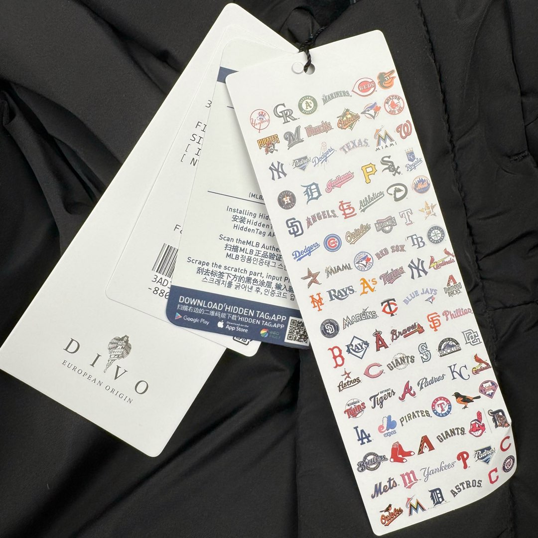 图片[11]-＃暖冬福利 𝐌𝐋𝐁 纽约洋基队𝐍𝐘 小标刺绣LOGO长款连帽羽绒服 三标齐全、男女同款、加厚保暖、下雪的城市、直接入它！ MLB是韩国F&F旗下潮流服装品牌，拥有150年历史的经典传统，是街头文化和国际生活方式的领导者。MLB 拥有包括男装、女装、童装、配饰 在内的全品类服饰，提供覆盖各性别、各年龄层、From HeadtoToe的穿搭装备。其产品结合了韩国的时尚造型与质感，展现了运动服饰也可以兼具时尚潮流的风格。在产品设计上，MLB不仅融合了美国职业棒球大联盟的各当家球队，更结合了棒球运动中的各个元素。 采用国标80%白鸭绒，独家使用正品同步羽绒 正品同步面料： 100% 锦纶; 里料： 100% 锦纶 原厂定制电镀五金辅料，非市场各类复刻版！市面最顶级没有之一。 配色：黑色 白色 尺码：XS-XXL-选品中心