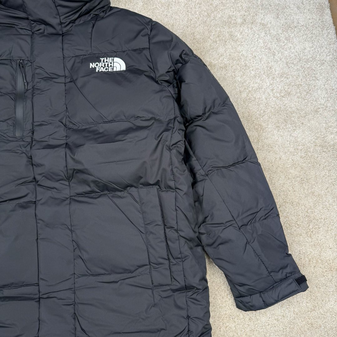 图片[6]-＃暖冬福利 THE NORTH FACE GO FREE 北面纯色印花Logo拉链长款连帽大衣羽绒服 申敏儿同款 非常高端的旗舰系列 生命不息 探索不止 冬天除了被窝其他地方都是远方 让你隔绝寒冷的最强单品 挑战极地风寒 ✨加长版型 裁剪非常花心思 情侣搭配起来感觉可以炸掉一条街 经典简约风 工装大口袋设计 全部都是立体口袋哦 休闲连帽设计 ✨高端户外防风防水面料 高强度防风防水 十级水压 不管是什么样的恶劣天气随便造 大身采用高密度GORE材质 镀膜来的哦 科技EPTFE涂层镀膜 相信我 不管是手感 还是穿着的舒适感这种面料必须是顶级的 非常的细腻 顺滑挺括 而且 舒适感还非常的好 ✨此款羽绒服极地御寒 胸前北面小Logo经典款式 手臂logo 设计 袖口魔术贴设计 让衣服增加亮点 北面Logo 让人一眼就看出衣服的与众不同 背后还有同款刺绣Logo 标志性强烈 做工 细节 咱们不多说了 这款羽绒服 完全可以说是今年最棒的一款之一 目前来说 我相信 我再也不会有这样心动的感觉了 尺码：XS S M L XL XXL-选品中心
