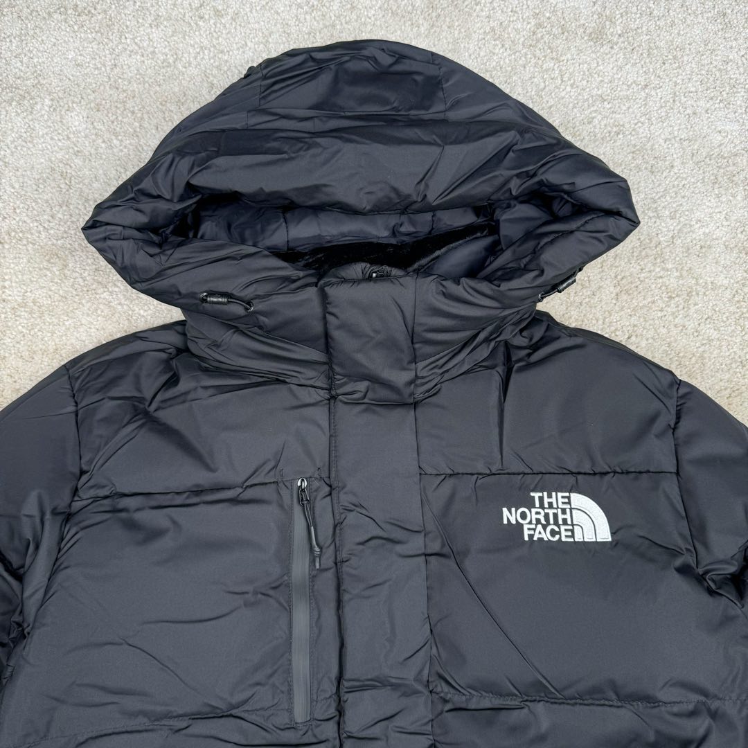 图片[4]-＃暖冬福利 THE NORTH FACE GO FREE 北面纯色印花Logo拉链长款连帽大衣羽绒服 申敏儿同款 非常高端的旗舰系列 生命不息 探索不止 冬天除了被窝其他地方都是远方 让你隔绝寒冷的最强单品 挑战极地风寒 ✨加长版型 裁剪非常花心思 情侣搭配起来感觉可以炸掉一条街 经典简约风 工装大口袋设计 全部都是立体口袋哦 休闲连帽设计 ✨高端户外防风防水面料 高强度防风防水 十级水压 不管是什么样的恶劣天气随便造 大身采用高密度GORE材质 镀膜来的哦 科技EPTFE涂层镀膜 相信我 不管是手感 还是穿着的舒适感这种面料必须是顶级的 非常的细腻 顺滑挺括 而且 舒适感还非常的好 ✨此款羽绒服极地御寒 胸前北面小Logo经典款式 手臂logo 设计 袖口魔术贴设计 让衣服增加亮点 北面Logo 让人一眼就看出衣服的与众不同 背后还有同款刺绣Logo 标志性强烈 做工 细节 咱们不多说了 这款羽绒服 完全可以说是今年最棒的一款之一 目前来说 我相信 我再也不会有这样心动的感觉了 尺码：XS S M L XL XXL-选品中心