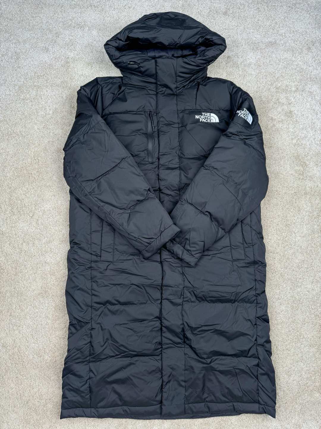 图片[2]-＃暖冬福利 THE NORTH FACE GO FREE 北面纯色印花Logo拉链长款连帽大衣羽绒服 申敏儿同款 非常高端的旗舰系列 生命不息 探索不止 冬天除了被窝其他地方都是远方 让你隔绝寒冷的最强单品 挑战极地风寒 ✨加长版型 裁剪非常花心思 情侣搭配起来感觉可以炸掉一条街 经典简约风 工装大口袋设计 全部都是立体口袋哦 休闲连帽设计 ✨高端户外防风防水面料 高强度防风防水 十级水压 不管是什么样的恶劣天气随便造 大身采用高密度GORE材质 镀膜来的哦 科技EPTFE涂层镀膜 相信我 不管是手感 还是穿着的舒适感这种面料必须是顶级的 非常的细腻 顺滑挺括 而且 舒适感还非常的好 ✨此款羽绒服极地御寒 胸前北面小Logo经典款式 手臂logo 设计 袖口魔术贴设计 让衣服增加亮点 北面Logo 让人一眼就看出衣服的与众不同 背后还有同款刺绣Logo 标志性强烈 做工 细节 咱们不多说了 这款羽绒服 完全可以说是今年最棒的一款之一 目前来说 我相信 我再也不会有这样心动的感觉了 尺码：XS S M L XL XXL-选品中心