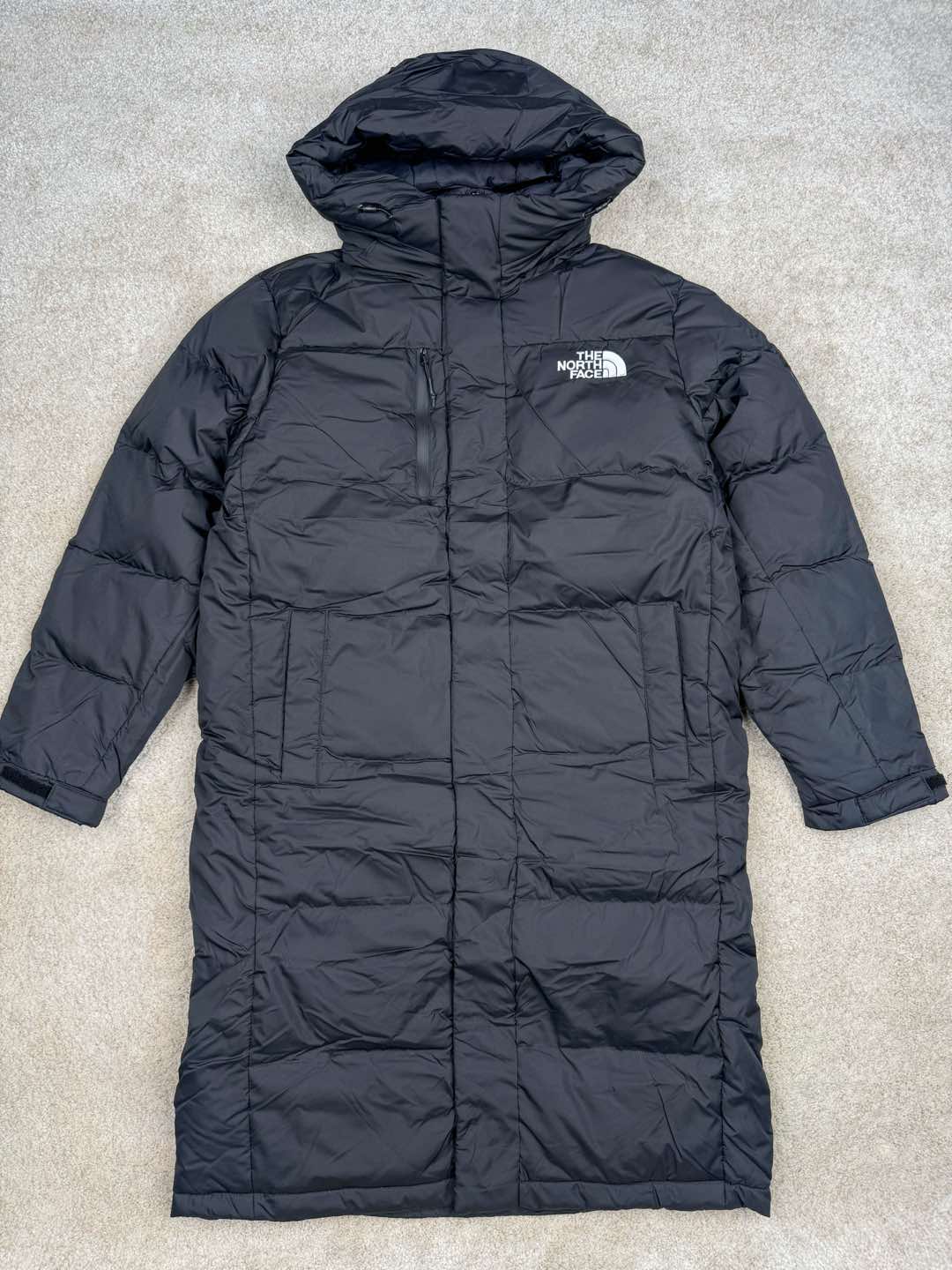＃暖冬福利 THE NORTH FACE GO FREE 北面纯色印花Logo拉链长款连帽大衣羽绒服 申敏儿同款 非常高端的旗舰系列 生命不息 探索不止 冬天除了被窝其他地方都是远方 让你隔绝寒冷的最强单品 挑战极地风寒 ✨加长版型 裁剪非常花心思 情侣搭配起来感觉可以炸掉一条街 经典简约风 工装大口袋设计 全部都是立体口袋哦 休闲连帽设计 ✨高端户外防风防水面料 高强度防风防水 十级水压 不管是什么样的恶劣天气随便造 大身采用高密度GORE材质 镀膜来的哦 科技EPTFE涂层镀膜 相信我 不管是手感 还是穿着的舒适感这种面料必须是顶级的 非常的细腻 顺滑挺括 而且 舒适感还非常的好 ✨此款羽绒服极地御寒 胸前北面小Logo经典款式 手臂logo 设计 袖口魔术贴设计 让衣服增加亮点 北面Logo 让人一眼就看出衣服的与众不同 背后还有同款刺绣Logo 标志性强烈 做工 细节 咱们不多说了 这款羽绒服 完全可以说是今年最棒的一款之一 目前来说 我相信 我再也不会有这样心动的感觉了 尺码：XS S M L XL XXL-选品中心