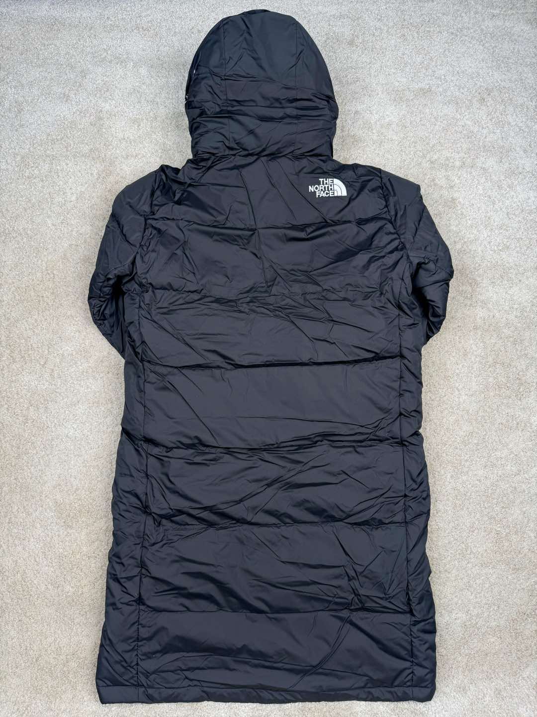 图片[3]-＃暖冬福利 THE NORTH FACE GO FREE 北面纯色印花Logo拉链长款连帽大衣羽绒服 申敏儿同款 非常高端的旗舰系列 生命不息 探索不止 冬天除了被窝其他地方都是远方 让你隔绝寒冷的最强单品 挑战极地风寒 ✨加长版型 裁剪非常花心思 情侣搭配起来感觉可以炸掉一条街 经典简约风 工装大口袋设计 全部都是立体口袋哦 休闲连帽设计 ✨高端户外防风防水面料 高强度防风防水 十级水压 不管是什么样的恶劣天气随便造 大身采用高密度GORE材质 镀膜来的哦 科技EPTFE涂层镀膜 相信我 不管是手感 还是穿着的舒适感这种面料必须是顶级的 非常的细腻 顺滑挺括 而且 舒适感还非常的好 ✨此款羽绒服极地御寒 胸前北面小Logo经典款式 手臂logo 设计 袖口魔术贴设计 让衣服增加亮点 北面Logo 让人一眼就看出衣服的与众不同 背后还有同款刺绣Logo 标志性强烈 做工 细节 咱们不多说了 这款羽绒服 完全可以说是今年最棒的一款之一 目前来说 我相信 我再也不会有这样心动的感觉了 尺码：XS S M L XL XXL-选品中心