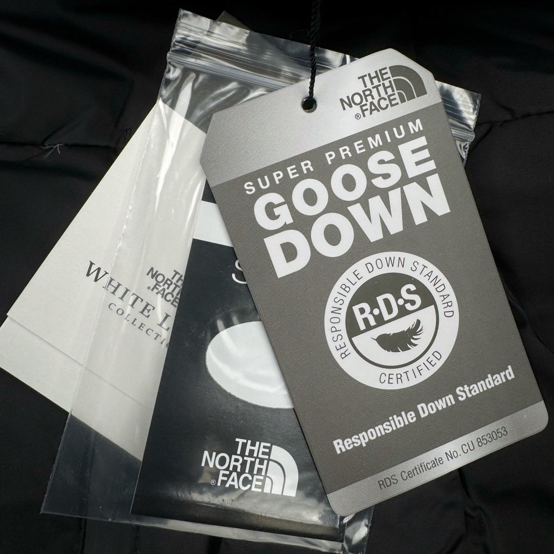 图片[12]-＃暖冬福利 THE NORTH FACE GO FREE 北面纯色印花Logo拉链长款连帽大衣羽绒服 申敏儿同款 非常高端的旗舰系列 生命不息 探索不止 冬天除了被窝其他地方都是远方 让你隔绝寒冷的最强单品 挑战极地风寒 ✨加长版型 裁剪非常花心思 情侣搭配起来感觉可以炸掉一条街 经典简约风 工装大口袋设计 全部都是立体口袋哦 休闲连帽设计 ✨高端户外防风防水面料 高强度防风防水 十级水压 不管是什么样的恶劣天气随便造 大身采用高密度GORE材质 镀膜来的哦 科技EPTFE涂层镀膜 相信我 不管是手感 还是穿着的舒适感这种面料必须是顶级的 非常的细腻 顺滑挺括 而且 舒适感还非常的好 ✨此款羽绒服极地御寒 胸前北面小Logo经典款式 手臂logo 设计 袖口魔术贴设计 让衣服增加亮点 北面Logo 让人一眼就看出衣服的与众不同 背后还有同款刺绣Logo 标志性强烈 做工 细节 咱们不多说了 这款羽绒服 完全可以说是今年最棒的一款之一 目前来说 我相信 我再也不会有这样心动的感觉了 尺码：XS S M L XL XXL-选品中心