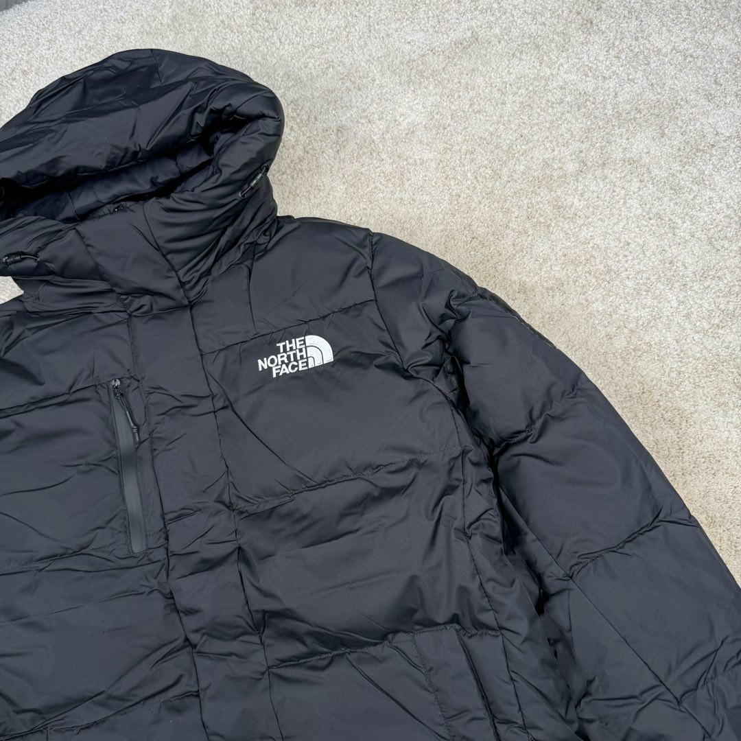 图片[7]-＃暖冬福利 THE NORTH FACE GO FREE 北面纯色印花Logo拉链长款连帽大衣羽绒服 申敏儿同款 非常高端的旗舰系列 生命不息 探索不止 冬天除了被窝其他地方都是远方 让你隔绝寒冷的最强单品 挑战极地风寒 ✨加长版型 裁剪非常花心思 情侣搭配起来感觉可以炸掉一条街 经典简约风 工装大口袋设计 全部都是立体口袋哦 休闲连帽设计 ✨高端户外防风防水面料 高强度防风防水 十级水压 不管是什么样的恶劣天气随便造 大身采用高密度GORE材质 镀膜来的哦 科技EPTFE涂层镀膜 相信我 不管是手感 还是穿着的舒适感这种面料必须是顶级的 非常的细腻 顺滑挺括 而且 舒适感还非常的好 ✨此款羽绒服极地御寒 胸前北面小Logo经典款式 手臂logo 设计 袖口魔术贴设计 让衣服增加亮点 北面Logo 让人一眼就看出衣服的与众不同 背后还有同款刺绣Logo 标志性强烈 做工 细节 咱们不多说了 这款羽绒服 完全可以说是今年最棒的一款之一 目前来说 我相信 我再也不会有这样心动的感觉了 尺码：XS S M L XL XXL-选品中心