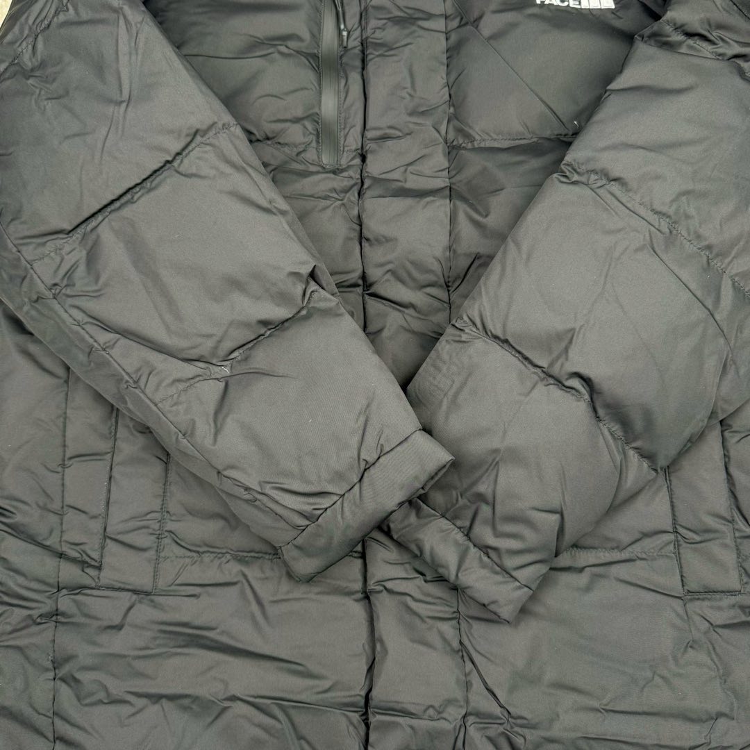 图片[10]-＃暖冬福利 THE NORTH FACE GO FREE 北面纯色印花Logo拉链长款连帽大衣羽绒服 申敏儿同款 非常高端的旗舰系列 生命不息 探索不止 冬天除了被窝其他地方都是远方 让你隔绝寒冷的最强单品 挑战极地风寒 ✨加长版型 裁剪非常花心思 情侣搭配起来感觉可以炸掉一条街 经典简约风 工装大口袋设计 全部都是立体口袋哦 休闲连帽设计 ✨高端户外防风防水面料 高强度防风防水 十级水压 不管是什么样的恶劣天气随便造 大身采用高密度GORE材质 镀膜来的哦 科技EPTFE涂层镀膜 相信我 不管是手感 还是穿着的舒适感这种面料必须是顶级的 非常的细腻 顺滑挺括 而且 舒适感还非常的好 ✨此款羽绒服极地御寒 胸前北面小Logo经典款式 手臂logo 设计 袖口魔术贴设计 让衣服增加亮点 北面Logo 让人一眼就看出衣服的与众不同 背后还有同款刺绣Logo 标志性强烈 做工 细节 咱们不多说了 这款羽绒服 完全可以说是今年最棒的一款之一 目前来说 我相信 我再也不会有这样心动的感觉了 尺码：XS S M L XL XXL-选品中心