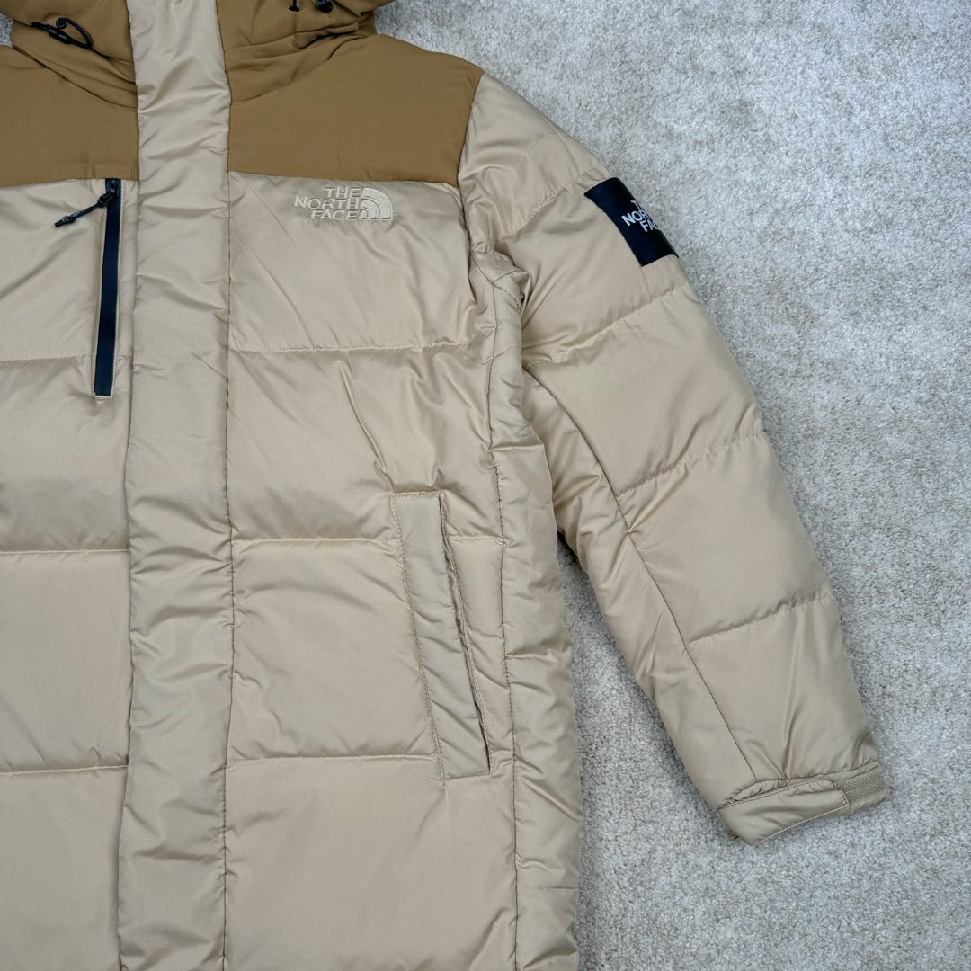 图片[6]-＃暖冬福利 THE NORTH FACE GO FREE 北面纯色印花Logo拉链长款连帽大衣羽绒服 申敏儿同款 非常高端的旗舰系列 生命不息 探索不止 冬天除了被窝其他地方都是远方 让你隔绝寒冷的最强单品 挑战极地风寒 ✨加长版型 裁剪非常花心思 情侣搭配起来感觉可以炸掉一条街 经典简约风 工装大口袋设计 全部都是立体口袋哦 休闲连帽设计 ✨高端户外防风防水面料 高强度防风防水 十级水压 不管是什么样的恶劣天气随便造 大身采用高密度GORE材质 镀膜来的哦 科技EPTFE涂层镀膜 相信我 不管是手感 还是穿着的舒适感这种面料必须是顶级的 非常的细腻 顺滑挺括 而且 舒适感还非常的好 ✨此款羽绒服极地御寒 胸前北面小Logo经典款式 手臂logo 设计 袖口魔术贴设计 让衣服增加亮点 北面Logo 让人一眼就看出衣服的与众不同 背后还有同款刺绣Logo 标志性强烈 做工 细节 咱们不多说了 这款羽绒服 完全可以说是今年最棒的一款之一 目前来说 我相信 我再也不会有这样心动的感觉了 尺码：XS S M L XL XXL-选品中心