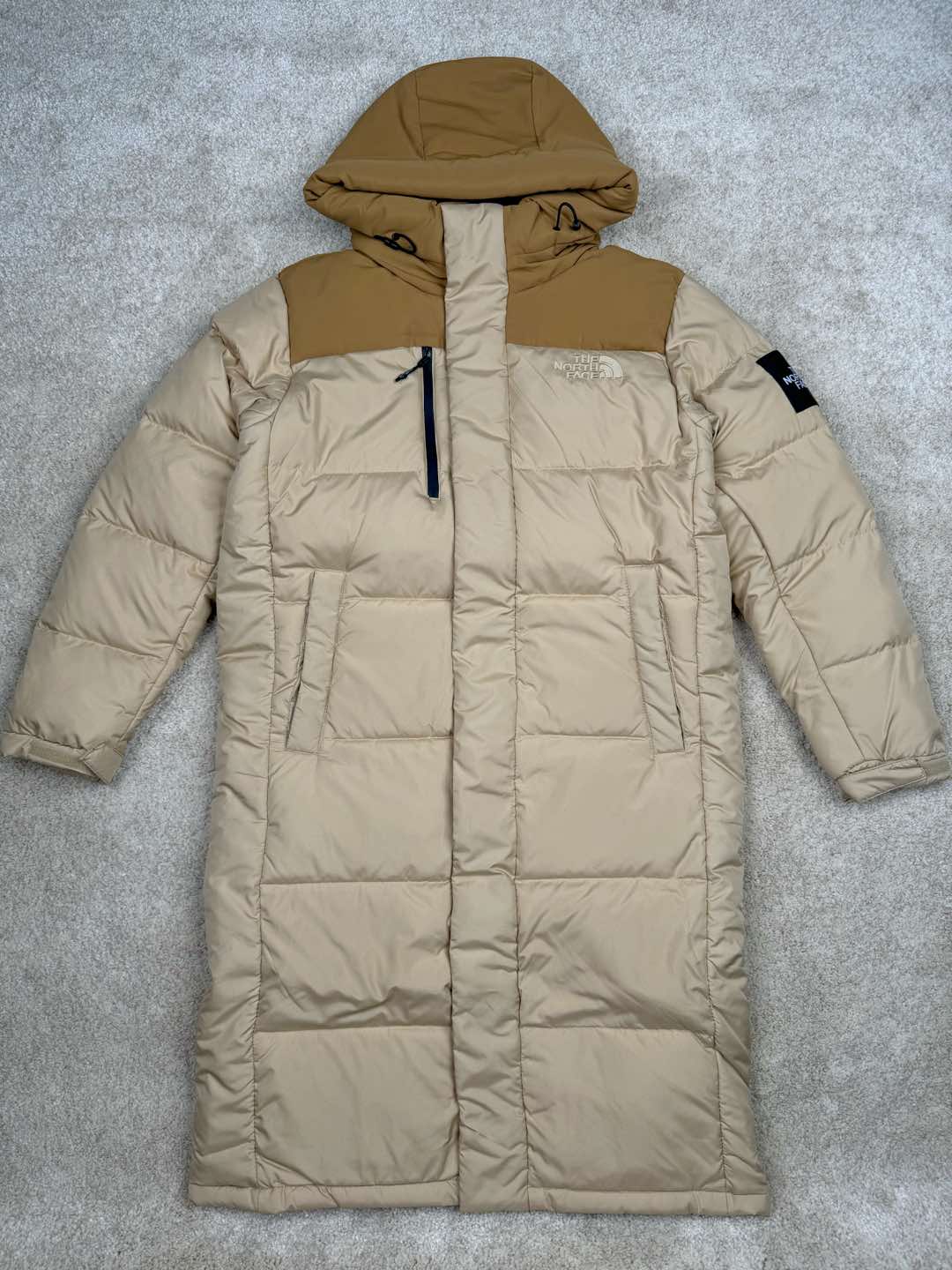 ＃暖冬福利 THE NORTH FACE GO FREE 北面纯色印花Logo拉链长款连帽大衣羽绒服 申敏儿同款 非常高端的旗舰系列 生命不息 探索不止 冬天除了被窝其他地方都是远方 让你隔绝寒冷的最强单品 挑战极地风寒 ✨加长版型 裁剪非常花心思 情侣搭配起来感觉可以炸掉一条街 经典简约风 工装大口袋设计 全部都是立体口袋哦 休闲连帽设计 ✨高端户外防风防水面料 高强度防风防水 十级水压 不管是什么样的恶劣天气随便造 大身采用高密度GORE材质 镀膜来的哦 科技EPTFE涂层镀膜 相信我 不管是手感 还是穿着的舒适感这种面料必须是顶级的 非常的细腻 顺滑挺括 而且 舒适感还非常的好 ✨此款羽绒服极地御寒 胸前北面小Logo经典款式 手臂logo 设计 袖口魔术贴设计 让衣服增加亮点 北面Logo 让人一眼就看出衣服的与众不同 背后还有同款刺绣Logo 标志性强烈 做工 细节 咱们不多说了 这款羽绒服 完全可以说是今年最棒的一款之一 目前来说 我相信 我再也不会有这样心动的感觉了 尺码：XS S M L XL XXL-选品中心