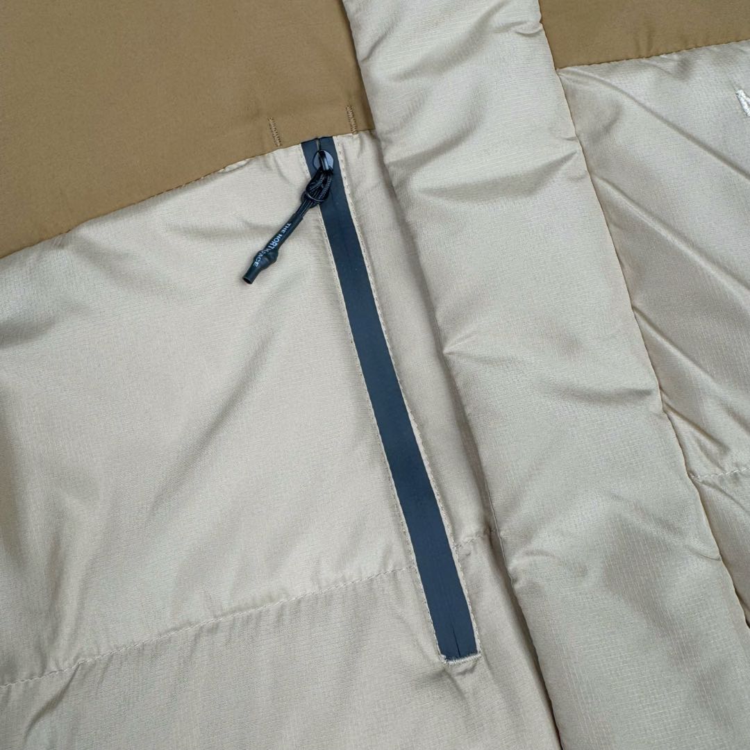 图片[10]-＃暖冬福利 THE NORTH FACE GO FREE 北面纯色印花Logo拉链长款连帽大衣羽绒服 申敏儿同款 非常高端的旗舰系列 生命不息 探索不止 冬天除了被窝其他地方都是远方 让你隔绝寒冷的最强单品 挑战极地风寒 ✨加长版型 裁剪非常花心思 情侣搭配起来感觉可以炸掉一条街 经典简约风 工装大口袋设计 全部都是立体口袋哦 休闲连帽设计 ✨高端户外防风防水面料 高强度防风防水 十级水压 不管是什么样的恶劣天气随便造 大身采用高密度GORE材质 镀膜来的哦 科技EPTFE涂层镀膜 相信我 不管是手感 还是穿着的舒适感这种面料必须是顶级的 非常的细腻 顺滑挺括 而且 舒适感还非常的好 ✨此款羽绒服极地御寒 胸前北面小Logo经典款式 手臂logo 设计 袖口魔术贴设计 让衣服增加亮点 北面Logo 让人一眼就看出衣服的与众不同 背后还有同款刺绣Logo 标志性强烈 做工 细节 咱们不多说了 这款羽绒服 完全可以说是今年最棒的一款之一 目前来说 我相信 我再也不会有这样心动的感觉了 尺码：XS S M L XL XXL-选品中心