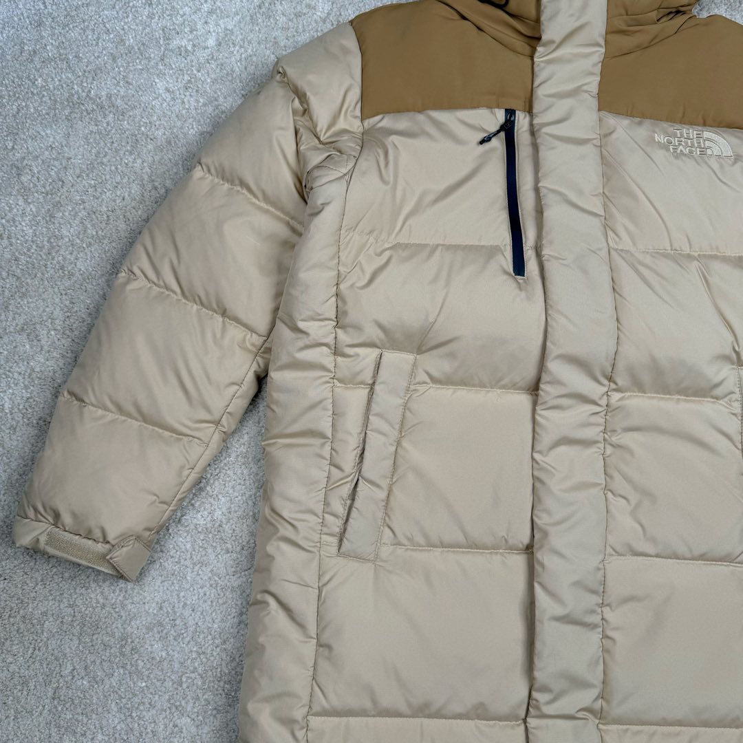 图片[5]-＃暖冬福利 THE NORTH FACE GO FREE 北面纯色印花Logo拉链长款连帽大衣羽绒服 申敏儿同款 非常高端的旗舰系列 生命不息 探索不止 冬天除了被窝其他地方都是远方 让你隔绝寒冷的最强单品 挑战极地风寒 ✨加长版型 裁剪非常花心思 情侣搭配起来感觉可以炸掉一条街 经典简约风 工装大口袋设计 全部都是立体口袋哦 休闲连帽设计 ✨高端户外防风防水面料 高强度防风防水 十级水压 不管是什么样的恶劣天气随便造 大身采用高密度GORE材质 镀膜来的哦 科技EPTFE涂层镀膜 相信我 不管是手感 还是穿着的舒适感这种面料必须是顶级的 非常的细腻 顺滑挺括 而且 舒适感还非常的好 ✨此款羽绒服极地御寒 胸前北面小Logo经典款式 手臂logo 设计 袖口魔术贴设计 让衣服增加亮点 北面Logo 让人一眼就看出衣服的与众不同 背后还有同款刺绣Logo 标志性强烈 做工 细节 咱们不多说了 这款羽绒服 完全可以说是今年最棒的一款之一 目前来说 我相信 我再也不会有这样心动的感觉了 尺码：XS S M L XL XXL-选品中心