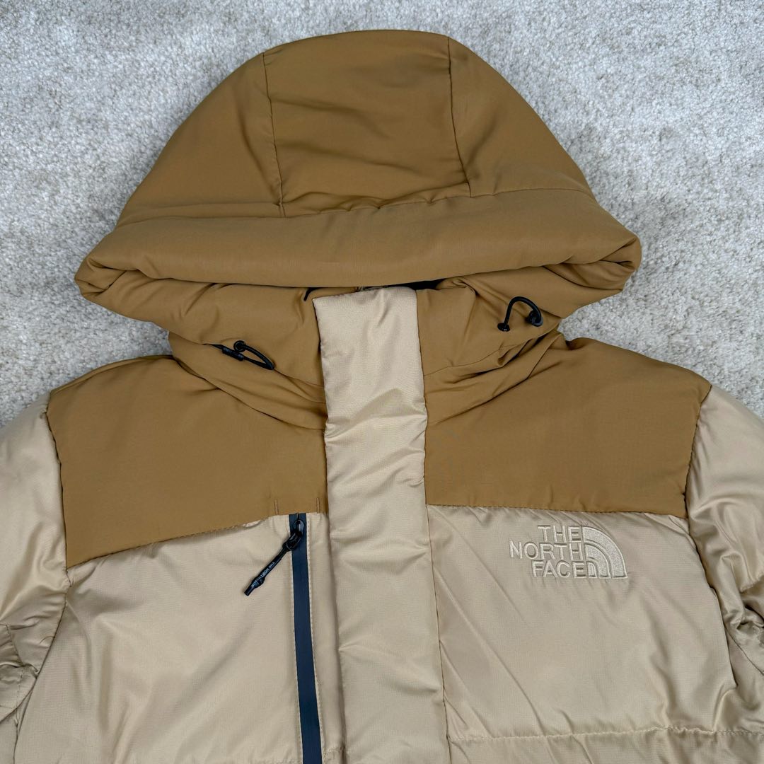 图片[4]-＃暖冬福利 THE NORTH FACE GO FREE 北面纯色印花Logo拉链长款连帽大衣羽绒服 申敏儿同款 非常高端的旗舰系列 生命不息 探索不止 冬天除了被窝其他地方都是远方 让你隔绝寒冷的最强单品 挑战极地风寒 ✨加长版型 裁剪非常花心思 情侣搭配起来感觉可以炸掉一条街 经典简约风 工装大口袋设计 全部都是立体口袋哦 休闲连帽设计 ✨高端户外防风防水面料 高强度防风防水 十级水压 不管是什么样的恶劣天气随便造 大身采用高密度GORE材质 镀膜来的哦 科技EPTFE涂层镀膜 相信我 不管是手感 还是穿着的舒适感这种面料必须是顶级的 非常的细腻 顺滑挺括 而且 舒适感还非常的好 ✨此款羽绒服极地御寒 胸前北面小Logo经典款式 手臂logo 设计 袖口魔术贴设计 让衣服增加亮点 北面Logo 让人一眼就看出衣服的与众不同 背后还有同款刺绣Logo 标志性强烈 做工 细节 咱们不多说了 这款羽绒服 完全可以说是今年最棒的一款之一 目前来说 我相信 我再也不会有这样心动的感觉了 尺码：XS S M L XL XXL-选品中心