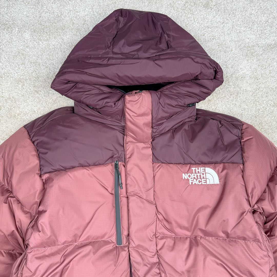 图片[4]-＃暖冬福利 THE NORTH FACE GO FREE 北面纯色印花Logo拉链长款连帽大衣羽绒服 申敏儿同款 非常高端的旗舰系列 生命不息 探索不止 冬天除了被窝其他地方都是远方 让你隔绝寒冷的最强单品 挑战极地风寒 ✨加长版型 裁剪非常花心思 情侣搭配起来感觉可以炸掉一条街 经典简约风 工装大口袋设计 全部都是立体口袋哦 休闲连帽设计 ✨高端户外防风防水面料 高强度防风防水 十级水压 不管是什么样的恶劣天气随便造 大身采用高密度GORE材质 镀膜来的哦 科技EPTFE涂层镀膜 相信我 不管是手感 还是穿着的舒适感这种面料必须是顶级的 非常的细腻 顺滑挺括 而且 舒适感还非常的好 ✨此款羽绒服极地御寒 胸前北面小Logo经典款式 手臂logo 设计 袖口魔术贴设计 让衣服增加亮点 北面Logo 让人一眼就看出衣服的与众不同 背后还有同款刺绣Logo 标志性强烈 做工 细节 咱们不多说了 这款羽绒服 完全可以说是今年最棒的一款之一 目前来说 我相信 我再也不会有这样心动的感觉了 尺码：XS S M L XL XXL-选品中心