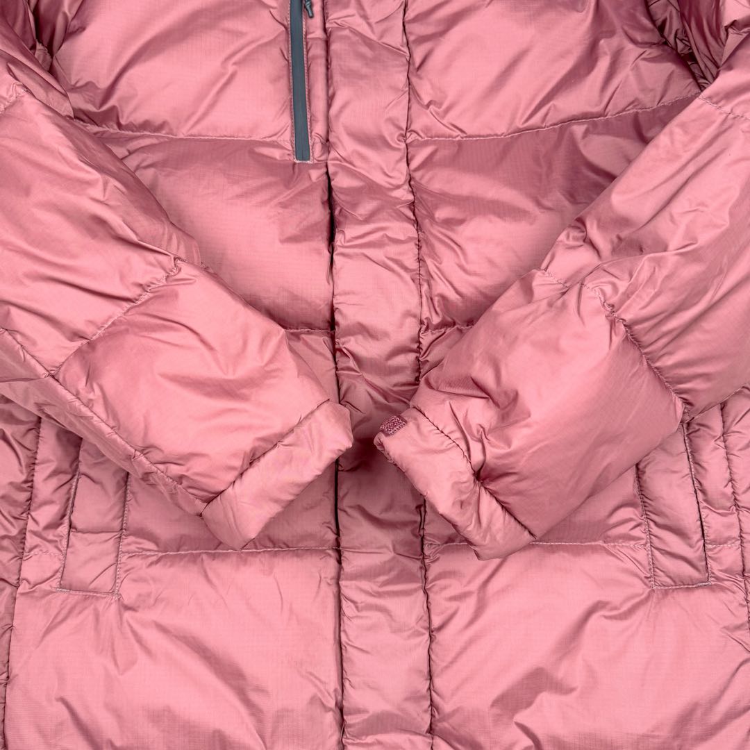 图片[10]-＃暖冬福利 THE NORTH FACE GO FREE 北面纯色印花Logo拉链长款连帽大衣羽绒服 申敏儿同款 非常高端的旗舰系列 生命不息 探索不止 冬天除了被窝其他地方都是远方 让你隔绝寒冷的最强单品 挑战极地风寒 ✨加长版型 裁剪非常花心思 情侣搭配起来感觉可以炸掉一条街 经典简约风 工装大口袋设计 全部都是立体口袋哦 休闲连帽设计 ✨高端户外防风防水面料 高强度防风防水 十级水压 不管是什么样的恶劣天气随便造 大身采用高密度GORE材质 镀膜来的哦 科技EPTFE涂层镀膜 相信我 不管是手感 还是穿着的舒适感这种面料必须是顶级的 非常的细腻 顺滑挺括 而且 舒适感还非常的好 ✨此款羽绒服极地御寒 胸前北面小Logo经典款式 手臂logo 设计 袖口魔术贴设计 让衣服增加亮点 北面Logo 让人一眼就看出衣服的与众不同 背后还有同款刺绣Logo 标志性强烈 做工 细节 咱们不多说了 这款羽绒服 完全可以说是今年最棒的一款之一 目前来说 我相信 我再也不会有这样心动的感觉了 尺码：XS S M L XL XXL-选品中心