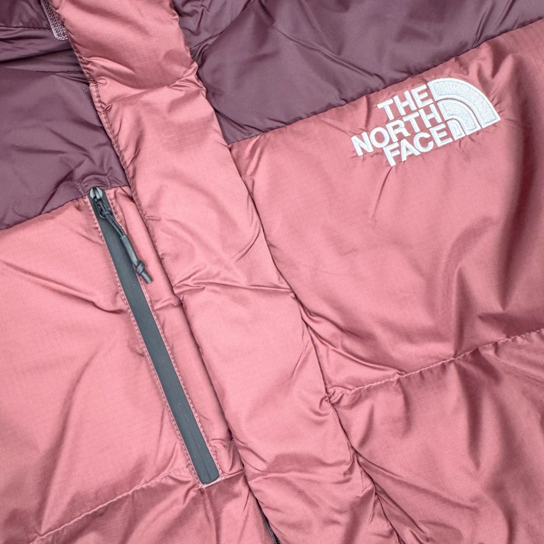 图片[9]-＃暖冬福利 THE NORTH FACE GO FREE 北面纯色印花Logo拉链长款连帽大衣羽绒服 申敏儿同款 非常高端的旗舰系列 生命不息 探索不止 冬天除了被窝其他地方都是远方 让你隔绝寒冷的最强单品 挑战极地风寒 ✨加长版型 裁剪非常花心思 情侣搭配起来感觉可以炸掉一条街 经典简约风 工装大口袋设计 全部都是立体口袋哦 休闲连帽设计 ✨高端户外防风防水面料 高强度防风防水 十级水压 不管是什么样的恶劣天气随便造 大身采用高密度GORE材质 镀膜来的哦 科技EPTFE涂层镀膜 相信我 不管是手感 还是穿着的舒适感这种面料必须是顶级的 非常的细腻 顺滑挺括 而且 舒适感还非常的好 ✨此款羽绒服极地御寒 胸前北面小Logo经典款式 手臂logo 设计 袖口魔术贴设计 让衣服增加亮点 北面Logo 让人一眼就看出衣服的与众不同 背后还有同款刺绣Logo 标志性强烈 做工 细节 咱们不多说了 这款羽绒服 完全可以说是今年最棒的一款之一 目前来说 我相信 我再也不会有这样心动的感觉了 尺码：XS S M L XL XXL-选品中心