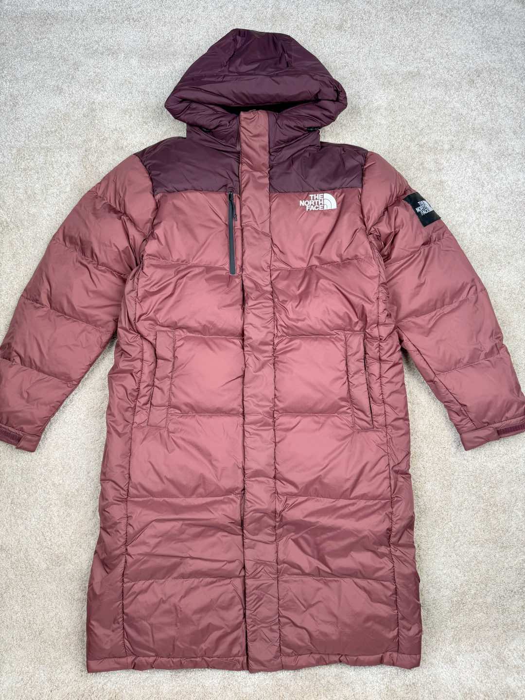 ＃暖冬福利 THE NORTH FACE GO FREE 北面纯色印花Logo拉链长款连帽大衣羽绒服 申敏儿同款 非常高端的旗舰系列 生命不息 探索不止 冬天除了被窝其他地方都是远方 让你隔绝寒冷的最强单品 挑战极地风寒 ✨加长版型 裁剪非常花心思 情侣搭配起来感觉可以炸掉一条街 经典简约风 工装大口袋设计 全部都是立体口袋哦 休闲连帽设计 ✨高端户外防风防水面料 高强度防风防水 十级水压 不管是什么样的恶劣天气随便造 大身采用高密度GORE材质 镀膜来的哦 科技EPTFE涂层镀膜 相信我 不管是手感 还是穿着的舒适感这种面料必须是顶级的 非常的细腻 顺滑挺括 而且 舒适感还非常的好 ✨此款羽绒服极地御寒 胸前北面小Logo经典款式 手臂logo 设计 袖口魔术贴设计 让衣服增加亮点 北面Logo 让人一眼就看出衣服的与众不同 背后还有同款刺绣Logo 标志性强烈 做工 细节 咱们不多说了 这款羽绒服 完全可以说是今年最棒的一款之一 目前来说 我相信 我再也不会有这样心动的感觉了 尺码：XS S M L XL XXL-选品中心