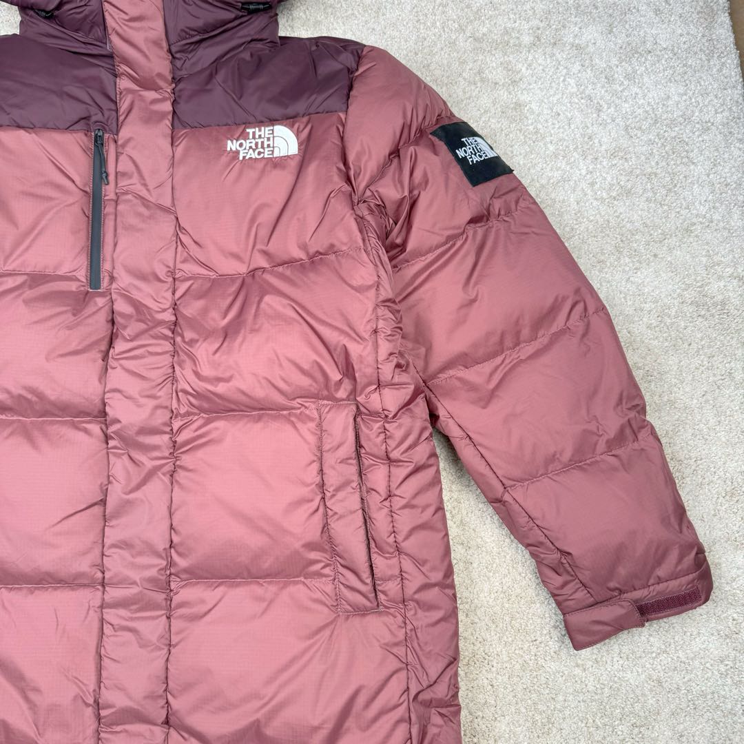 图片[6]-＃暖冬福利 THE NORTH FACE GO FREE 北面纯色印花Logo拉链长款连帽大衣羽绒服 申敏儿同款 非常高端的旗舰系列 生命不息 探索不止 冬天除了被窝其他地方都是远方 让你隔绝寒冷的最强单品 挑战极地风寒 ✨加长版型 裁剪非常花心思 情侣搭配起来感觉可以炸掉一条街 经典简约风 工装大口袋设计 全部都是立体口袋哦 休闲连帽设计 ✨高端户外防风防水面料 高强度防风防水 十级水压 不管是什么样的恶劣天气随便造 大身采用高密度GORE材质 镀膜来的哦 科技EPTFE涂层镀膜 相信我 不管是手感 还是穿着的舒适感这种面料必须是顶级的 非常的细腻 顺滑挺括 而且 舒适感还非常的好 ✨此款羽绒服极地御寒 胸前北面小Logo经典款式 手臂logo 设计 袖口魔术贴设计 让衣服增加亮点 北面Logo 让人一眼就看出衣服的与众不同 背后还有同款刺绣Logo 标志性强烈 做工 细节 咱们不多说了 这款羽绒服 完全可以说是今年最棒的一款之一 目前来说 我相信 我再也不会有这样心动的感觉了 尺码：XS S M L XL XXL-选品中心