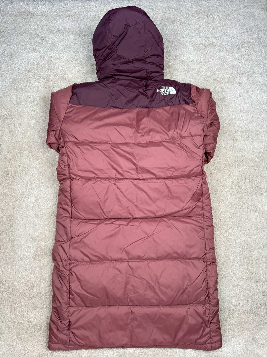 图片[3]-＃暖冬福利 THE NORTH FACE GO FREE 北面纯色印花Logo拉链长款连帽大衣羽绒服 申敏儿同款 非常高端的旗舰系列 生命不息 探索不止 冬天除了被窝其他地方都是远方 让你隔绝寒冷的最强单品 挑战极地风寒 ✨加长版型 裁剪非常花心思 情侣搭配起来感觉可以炸掉一条街 经典简约风 工装大口袋设计 全部都是立体口袋哦 休闲连帽设计 ✨高端户外防风防水面料 高强度防风防水 十级水压 不管是什么样的恶劣天气随便造 大身采用高密度GORE材质 镀膜来的哦 科技EPTFE涂层镀膜 相信我 不管是手感 还是穿着的舒适感这种面料必须是顶级的 非常的细腻 顺滑挺括 而且 舒适感还非常的好 ✨此款羽绒服极地御寒 胸前北面小Logo经典款式 手臂logo 设计 袖口魔术贴设计 让衣服增加亮点 北面Logo 让人一眼就看出衣服的与众不同 背后还有同款刺绣Logo 标志性强烈 做工 细节 咱们不多说了 这款羽绒服 完全可以说是今年最棒的一款之一 目前来说 我相信 我再也不会有这样心动的感觉了 尺码：XS S M L XL XXL-选品中心