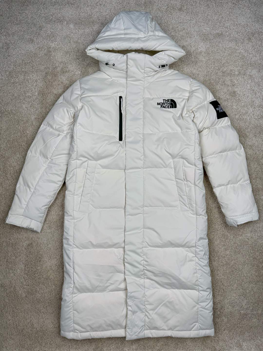＃暖冬福利 THE NORTH FACE GO FREE 北面纯色印花Logo拉链长款连帽大衣羽绒服 申敏儿同款 非常高端的旗舰系列 生命不息 探索不止 冬天除了被窝其他地方都是远方 让你隔绝寒冷的最强单品 挑战极地风寒 ✨加长版型 裁剪非常花心思 情侣搭配起来感觉可以炸掉一条街 经典简约风 工装大口袋设计 全部都是立体口袋哦 休闲连帽设计 ✨高端户外防风防水面料 高强度防风防水 十级水压 不管是什么样的恶劣天气随便造 大身采用高密度GORE材质 镀膜来的哦 科技EPTFE涂层镀膜 相信我 不管是手感 还是穿着的舒适感这种面料必须是顶级的 非常的细腻 顺滑挺括 而且 舒适感还非常的好 ✨此款羽绒服极地御寒 胸前北面小Logo经典款式 手臂logo 设计 袖口魔术贴设计 让衣服增加亮点 北面Logo 让人一眼就看出衣服的与众不同 背后还有同款刺绣Logo 标志性强烈 做工 细节 咱们不多说了 这款羽绒服 完全可以说是今年最棒的一款之一 目前来说 我相信 我再也不会有这样心动的感觉了 尺码：XS S M L XL XXL-选品中心