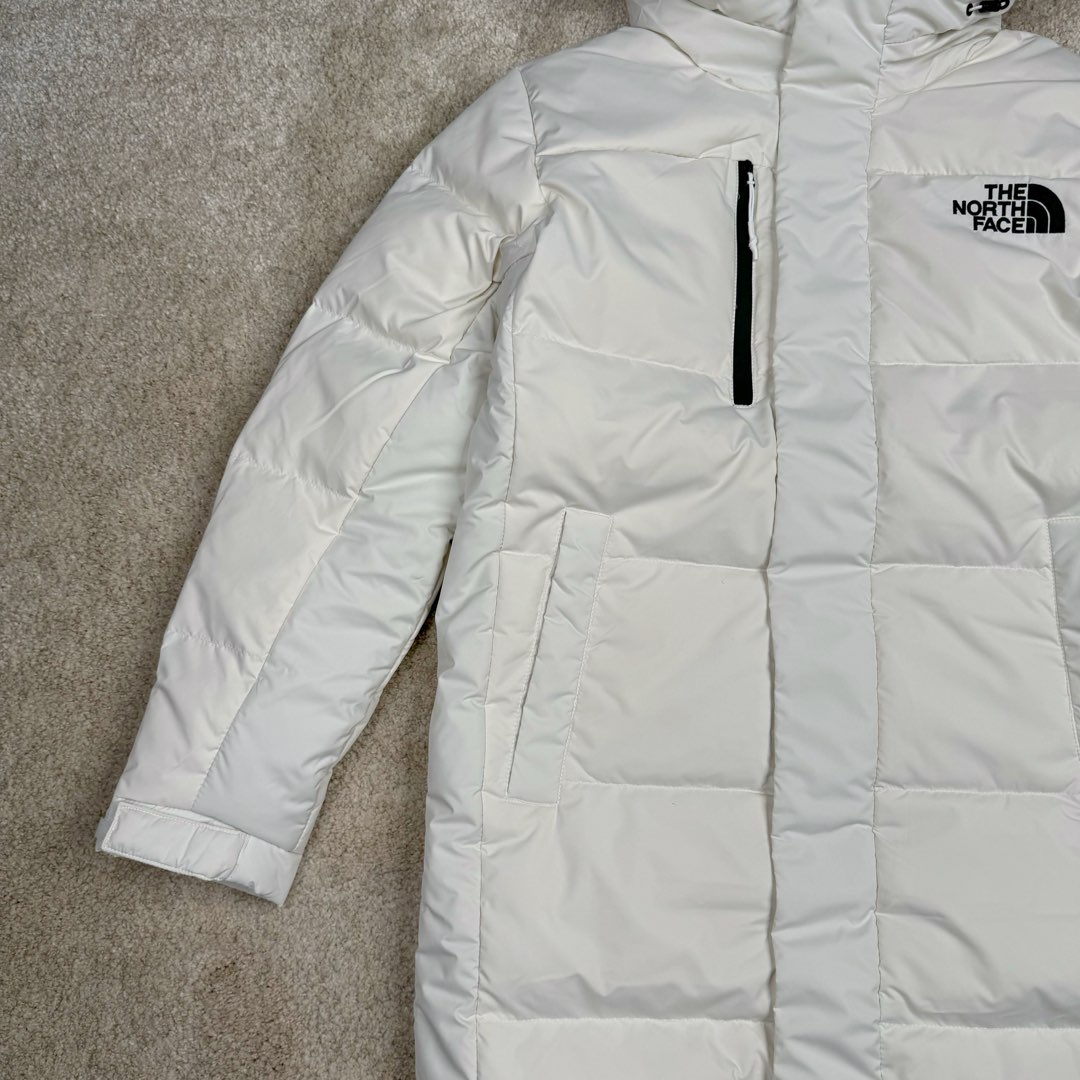 图片[5]-＃暖冬福利 THE NORTH FACE GO FREE 北面纯色印花Logo拉链长款连帽大衣羽绒服 申敏儿同款 非常高端的旗舰系列 生命不息 探索不止 冬天除了被窝其他地方都是远方 让你隔绝寒冷的最强单品 挑战极地风寒 ✨加长版型 裁剪非常花心思 情侣搭配起来感觉可以炸掉一条街 经典简约风 工装大口袋设计 全部都是立体口袋哦 休闲连帽设计 ✨高端户外防风防水面料 高强度防风防水 十级水压 不管是什么样的恶劣天气随便造 大身采用高密度GORE材质 镀膜来的哦 科技EPTFE涂层镀膜 相信我 不管是手感 还是穿着的舒适感这种面料必须是顶级的 非常的细腻 顺滑挺括 而且 舒适感还非常的好 ✨此款羽绒服极地御寒 胸前北面小Logo经典款式 手臂logo 设计 袖口魔术贴设计 让衣服增加亮点 北面Logo 让人一眼就看出衣服的与众不同 背后还有同款刺绣Logo 标志性强烈 做工 细节 咱们不多说了 这款羽绒服 完全可以说是今年最棒的一款之一 目前来说 我相信 我再也不会有这样心动的感觉了 尺码：XS S M L XL XXL-选品中心