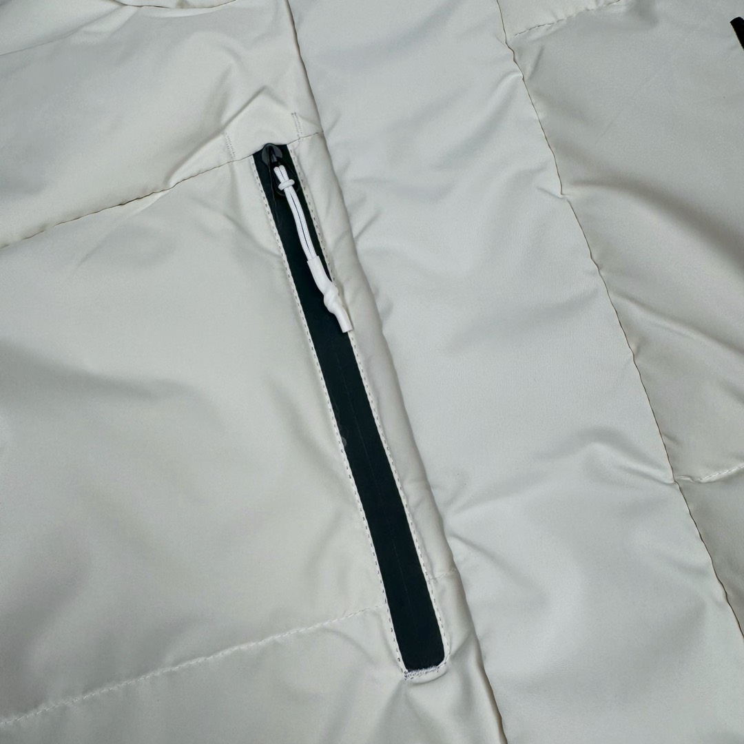 图片[8]-＃暖冬福利 THE NORTH FACE GO FREE 北面纯色印花Logo拉链长款连帽大衣羽绒服 申敏儿同款 非常高端的旗舰系列 生命不息 探索不止 冬天除了被窝其他地方都是远方 让你隔绝寒冷的最强单品 挑战极地风寒 ✨加长版型 裁剪非常花心思 情侣搭配起来感觉可以炸掉一条街 经典简约风 工装大口袋设计 全部都是立体口袋哦 休闲连帽设计 ✨高端户外防风防水面料 高强度防风防水 十级水压 不管是什么样的恶劣天气随便造 大身采用高密度GORE材质 镀膜来的哦 科技EPTFE涂层镀膜 相信我 不管是手感 还是穿着的舒适感这种面料必须是顶级的 非常的细腻 顺滑挺括 而且 舒适感还非常的好 ✨此款羽绒服极地御寒 胸前北面小Logo经典款式 手臂logo 设计 袖口魔术贴设计 让衣服增加亮点 北面Logo 让人一眼就看出衣服的与众不同 背后还有同款刺绣Logo 标志性强烈 做工 细节 咱们不多说了 这款羽绒服 完全可以说是今年最棒的一款之一 目前来说 我相信 我再也不会有这样心动的感觉了 尺码：XS S M L XL XXL-选品中心