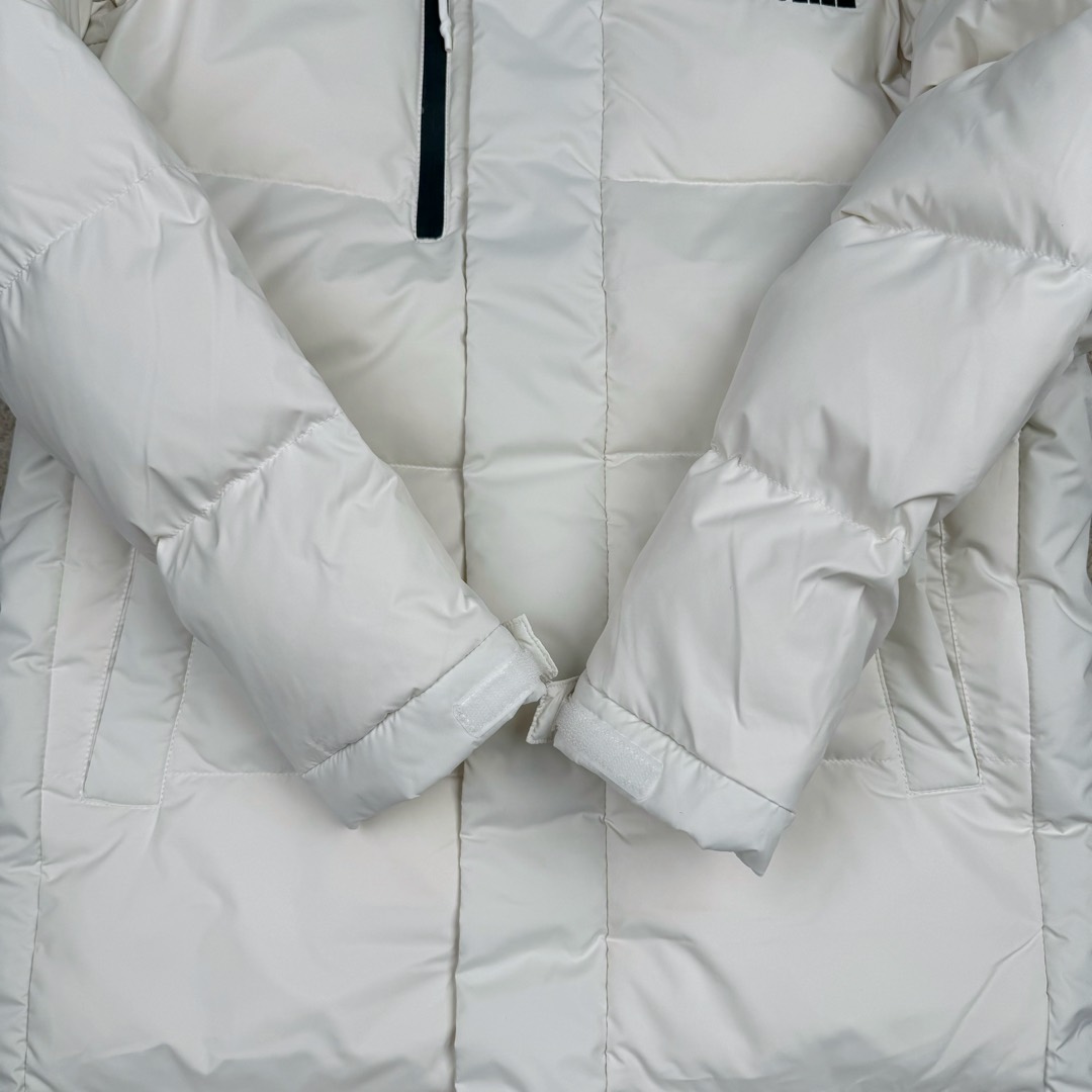 图片[7]-＃暖冬福利 THE NORTH FACE GO FREE 北面纯色印花Logo拉链长款连帽大衣羽绒服 申敏儿同款 非常高端的旗舰系列 生命不息 探索不止 冬天除了被窝其他地方都是远方 让你隔绝寒冷的最强单品 挑战极地风寒 ✨加长版型 裁剪非常花心思 情侣搭配起来感觉可以炸掉一条街 经典简约风 工装大口袋设计 全部都是立体口袋哦 休闲连帽设计 ✨高端户外防风防水面料 高强度防风防水 十级水压 不管是什么样的恶劣天气随便造 大身采用高密度GORE材质 镀膜来的哦 科技EPTFE涂层镀膜 相信我 不管是手感 还是穿着的舒适感这种面料必须是顶级的 非常的细腻 顺滑挺括 而且 舒适感还非常的好 ✨此款羽绒服极地御寒 胸前北面小Logo经典款式 手臂logo 设计 袖口魔术贴设计 让衣服增加亮点 北面Logo 让人一眼就看出衣服的与众不同 背后还有同款刺绣Logo 标志性强烈 做工 细节 咱们不多说了 这款羽绒服 完全可以说是今年最棒的一款之一 目前来说 我相信 我再也不会有这样心动的感觉了 尺码：XS S M L XL XXL-选品中心