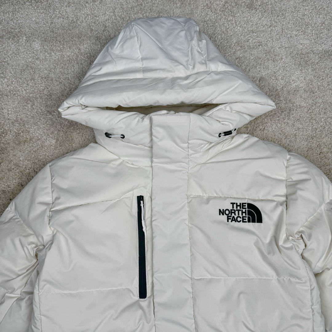 图片[4]-＃暖冬福利 THE NORTH FACE GO FREE 北面纯色印花Logo拉链长款连帽大衣羽绒服 申敏儿同款 非常高端的旗舰系列 生命不息 探索不止 冬天除了被窝其他地方都是远方 让你隔绝寒冷的最强单品 挑战极地风寒 ✨加长版型 裁剪非常花心思 情侣搭配起来感觉可以炸掉一条街 经典简约风 工装大口袋设计 全部都是立体口袋哦 休闲连帽设计 ✨高端户外防风防水面料 高强度防风防水 十级水压 不管是什么样的恶劣天气随便造 大身采用高密度GORE材质 镀膜来的哦 科技EPTFE涂层镀膜 相信我 不管是手感 还是穿着的舒适感这种面料必须是顶级的 非常的细腻 顺滑挺括 而且 舒适感还非常的好 ✨此款羽绒服极地御寒 胸前北面小Logo经典款式 手臂logo 设计 袖口魔术贴设计 让衣服增加亮点 北面Logo 让人一眼就看出衣服的与众不同 背后还有同款刺绣Logo 标志性强烈 做工 细节 咱们不多说了 这款羽绒服 完全可以说是今年最棒的一款之一 目前来说 我相信 我再也不会有这样心动的感觉了 尺码：XS S M L XL XXL-选品中心