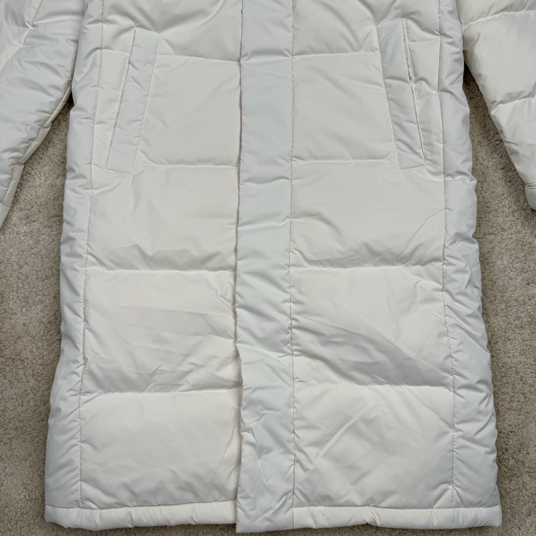 图片[10]-＃暖冬福利 THE NORTH FACE GO FREE 北面纯色印花Logo拉链长款连帽大衣羽绒服 申敏儿同款 非常高端的旗舰系列 生命不息 探索不止 冬天除了被窝其他地方都是远方 让你隔绝寒冷的最强单品 挑战极地风寒 ✨加长版型 裁剪非常花心思 情侣搭配起来感觉可以炸掉一条街 经典简约风 工装大口袋设计 全部都是立体口袋哦 休闲连帽设计 ✨高端户外防风防水面料 高强度防风防水 十级水压 不管是什么样的恶劣天气随便造 大身采用高密度GORE材质 镀膜来的哦 科技EPTFE涂层镀膜 相信我 不管是手感 还是穿着的舒适感这种面料必须是顶级的 非常的细腻 顺滑挺括 而且 舒适感还非常的好 ✨此款羽绒服极地御寒 胸前北面小Logo经典款式 手臂logo 设计 袖口魔术贴设计 让衣服增加亮点 北面Logo 让人一眼就看出衣服的与众不同 背后还有同款刺绣Logo 标志性强烈 做工 细节 咱们不多说了 这款羽绒服 完全可以说是今年最棒的一款之一 目前来说 我相信 我再也不会有这样心动的感觉了 尺码：XS S M L XL XXL-选品中心