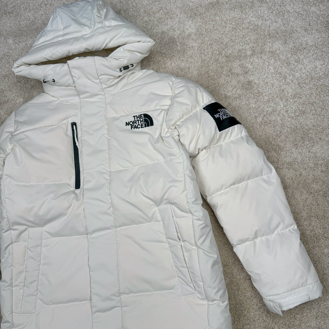 图片[9]-＃暖冬福利 THE NORTH FACE GO FREE 北面纯色印花Logo拉链长款连帽大衣羽绒服 申敏儿同款 非常高端的旗舰系列 生命不息 探索不止 冬天除了被窝其他地方都是远方 让你隔绝寒冷的最强单品 挑战极地风寒 ✨加长版型 裁剪非常花心思 情侣搭配起来感觉可以炸掉一条街 经典简约风 工装大口袋设计 全部都是立体口袋哦 休闲连帽设计 ✨高端户外防风防水面料 高强度防风防水 十级水压 不管是什么样的恶劣天气随便造 大身采用高密度GORE材质 镀膜来的哦 科技EPTFE涂层镀膜 相信我 不管是手感 还是穿着的舒适感这种面料必须是顶级的 非常的细腻 顺滑挺括 而且 舒适感还非常的好 ✨此款羽绒服极地御寒 胸前北面小Logo经典款式 手臂logo 设计 袖口魔术贴设计 让衣服增加亮点 北面Logo 让人一眼就看出衣服的与众不同 背后还有同款刺绣Logo 标志性强烈 做工 细节 咱们不多说了 这款羽绒服 完全可以说是今年最棒的一款之一 目前来说 我相信 我再也不会有这样心动的感觉了 尺码：XS S M L XL XXL-选品中心