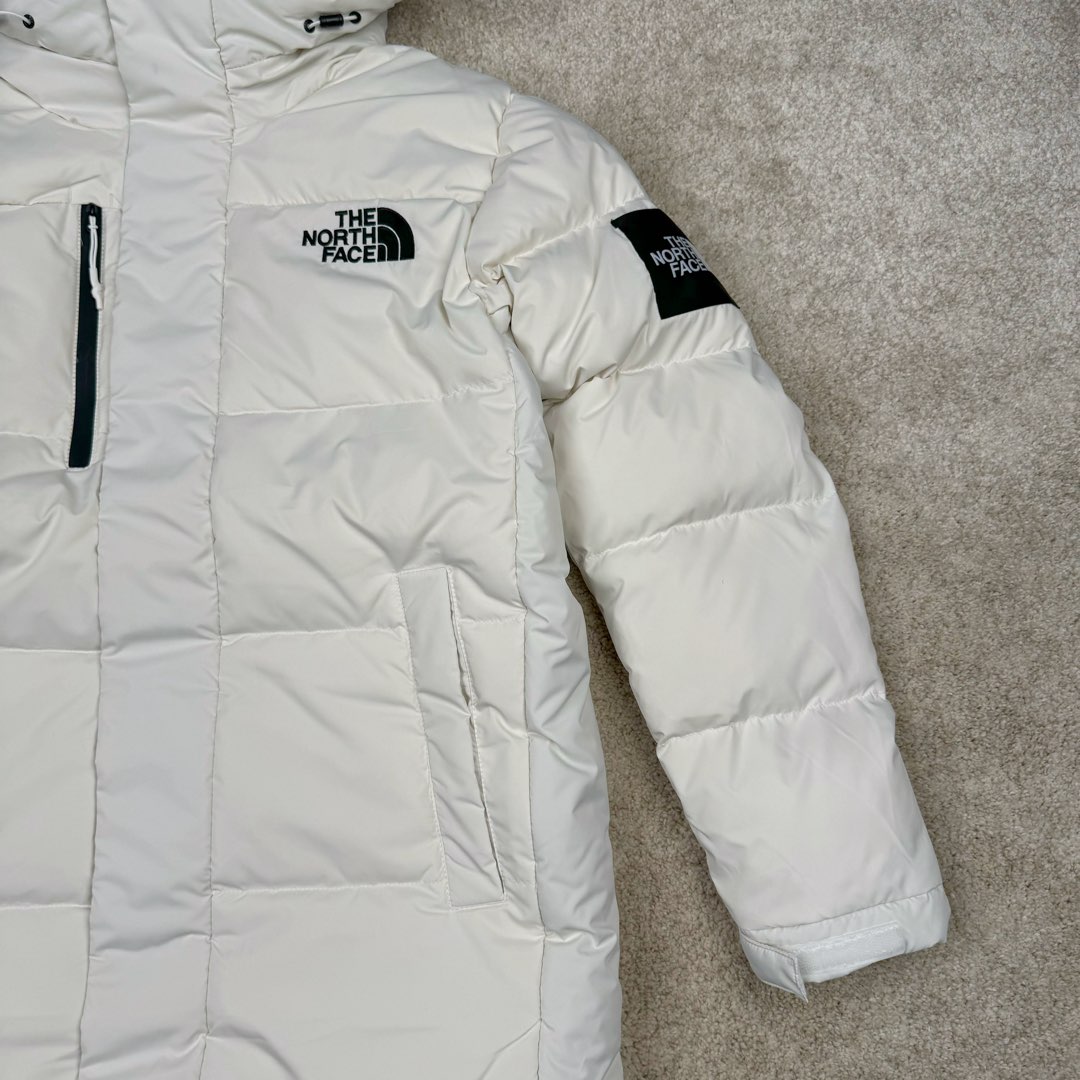 图片[6]-＃暖冬福利 THE NORTH FACE GO FREE 北面纯色印花Logo拉链长款连帽大衣羽绒服 申敏儿同款 非常高端的旗舰系列 生命不息 探索不止 冬天除了被窝其他地方都是远方 让你隔绝寒冷的最强单品 挑战极地风寒 ✨加长版型 裁剪非常花心思 情侣搭配起来感觉可以炸掉一条街 经典简约风 工装大口袋设计 全部都是立体口袋哦 休闲连帽设计 ✨高端户外防风防水面料 高强度防风防水 十级水压 不管是什么样的恶劣天气随便造 大身采用高密度GORE材质 镀膜来的哦 科技EPTFE涂层镀膜 相信我 不管是手感 还是穿着的舒适感这种面料必须是顶级的 非常的细腻 顺滑挺括 而且 舒适感还非常的好 ✨此款羽绒服极地御寒 胸前北面小Logo经典款式 手臂logo 设计 袖口魔术贴设计 让衣服增加亮点 北面Logo 让人一眼就看出衣服的与众不同 背后还有同款刺绣Logo 标志性强烈 做工 细节 咱们不多说了 这款羽绒服 完全可以说是今年最棒的一款之一 目前来说 我相信 我再也不会有这样心动的感觉了 尺码：XS S M L XL XXL-选品中心