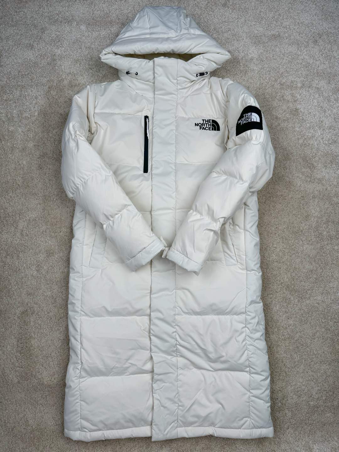 图片[2]-＃暖冬福利 THE NORTH FACE GO FREE 北面纯色印花Logo拉链长款连帽大衣羽绒服 申敏儿同款 非常高端的旗舰系列 生命不息 探索不止 冬天除了被窝其他地方都是远方 让你隔绝寒冷的最强单品 挑战极地风寒 ✨加长版型 裁剪非常花心思 情侣搭配起来感觉可以炸掉一条街 经典简约风 工装大口袋设计 全部都是立体口袋哦 休闲连帽设计 ✨高端户外防风防水面料 高强度防风防水 十级水压 不管是什么样的恶劣天气随便造 大身采用高密度GORE材质 镀膜来的哦 科技EPTFE涂层镀膜 相信我 不管是手感 还是穿着的舒适感这种面料必须是顶级的 非常的细腻 顺滑挺括 而且 舒适感还非常的好 ✨此款羽绒服极地御寒 胸前北面小Logo经典款式 手臂logo 设计 袖口魔术贴设计 让衣服增加亮点 北面Logo 让人一眼就看出衣服的与众不同 背后还有同款刺绣Logo 标志性强烈 做工 细节 咱们不多说了 这款羽绒服 完全可以说是今年最棒的一款之一 目前来说 我相信 我再也不会有这样心动的感觉了 尺码：XS S M L XL XXL-选品中心