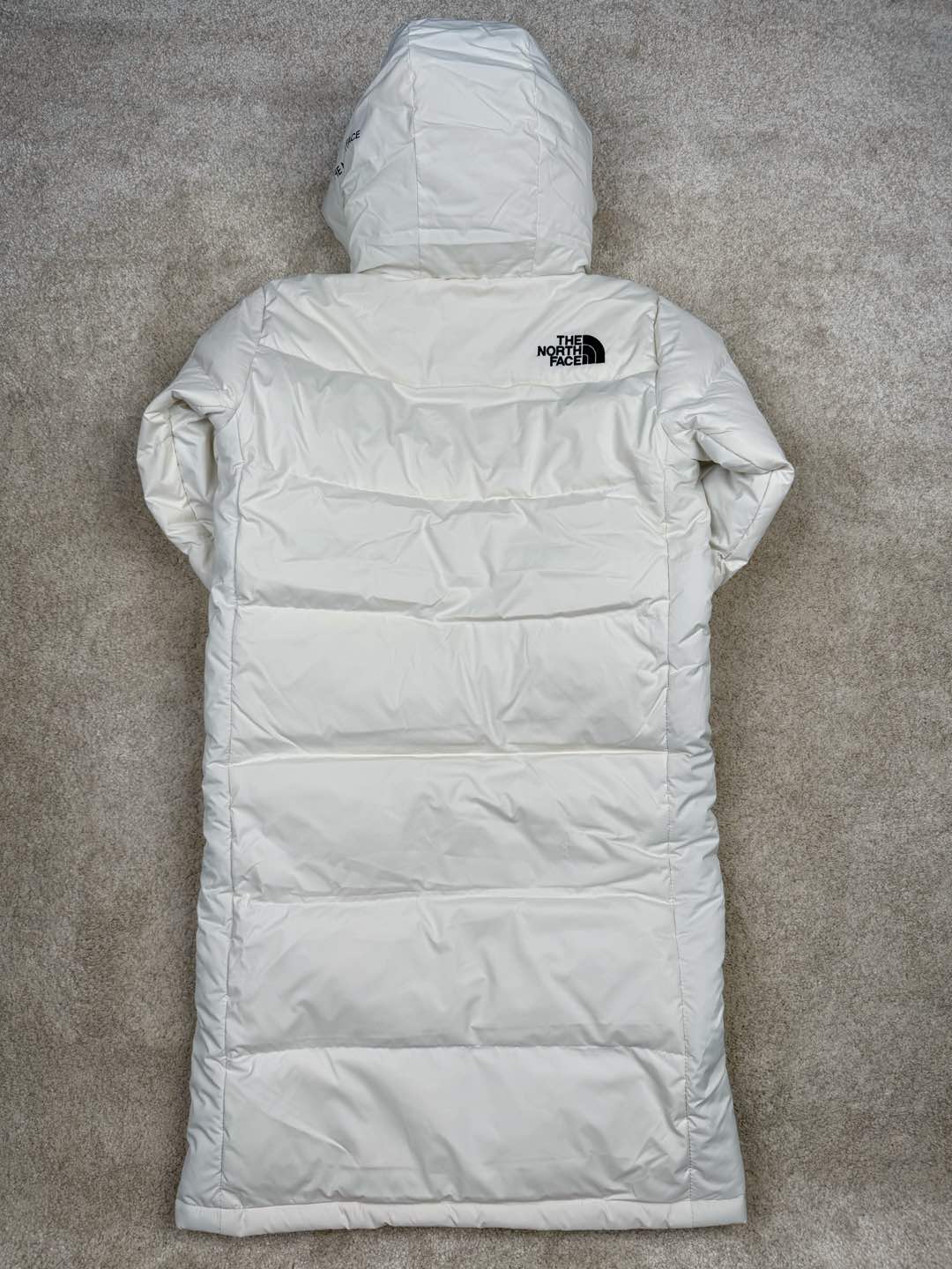 图片[3]-＃暖冬福利 THE NORTH FACE GO FREE 北面纯色印花Logo拉链长款连帽大衣羽绒服 申敏儿同款 非常高端的旗舰系列 生命不息 探索不止 冬天除了被窝其他地方都是远方 让你隔绝寒冷的最强单品 挑战极地风寒 ✨加长版型 裁剪非常花心思 情侣搭配起来感觉可以炸掉一条街 经典简约风 工装大口袋设计 全部都是立体口袋哦 休闲连帽设计 ✨高端户外防风防水面料 高强度防风防水 十级水压 不管是什么样的恶劣天气随便造 大身采用高密度GORE材质 镀膜来的哦 科技EPTFE涂层镀膜 相信我 不管是手感 还是穿着的舒适感这种面料必须是顶级的 非常的细腻 顺滑挺括 而且 舒适感还非常的好 ✨此款羽绒服极地御寒 胸前北面小Logo经典款式 手臂logo 设计 袖口魔术贴设计 让衣服增加亮点 北面Logo 让人一眼就看出衣服的与众不同 背后还有同款刺绣Logo 标志性强烈 做工 细节 咱们不多说了 这款羽绒服 完全可以说是今年最棒的一款之一 目前来说 我相信 我再也不会有这样心动的感觉了 尺码：XS S M L XL XXL-选品中心