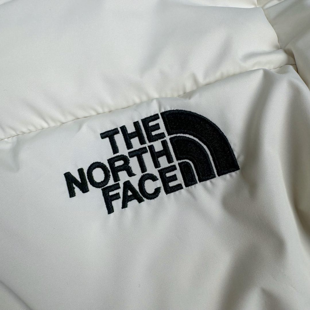 图片[11]-＃暖冬福利 THE NORTH FACE GO FREE 北面纯色印花Logo拉链长款连帽大衣羽绒服 申敏儿同款 非常高端的旗舰系列 生命不息 探索不止 冬天除了被窝其他地方都是远方 让你隔绝寒冷的最强单品 挑战极地风寒 ✨加长版型 裁剪非常花心思 情侣搭配起来感觉可以炸掉一条街 经典简约风 工装大口袋设计 全部都是立体口袋哦 休闲连帽设计 ✨高端户外防风防水面料 高强度防风防水 十级水压 不管是什么样的恶劣天气随便造 大身采用高密度GORE材质 镀膜来的哦 科技EPTFE涂层镀膜 相信我 不管是手感 还是穿着的舒适感这种面料必须是顶级的 非常的细腻 顺滑挺括 而且 舒适感还非常的好 ✨此款羽绒服极地御寒 胸前北面小Logo经典款式 手臂logo 设计 袖口魔术贴设计 让衣服增加亮点 北面Logo 让人一眼就看出衣服的与众不同 背后还有同款刺绣Logo 标志性强烈 做工 细节 咱们不多说了 这款羽绒服 完全可以说是今年最棒的一款之一 目前来说 我相信 我再也不会有这样心动的感觉了 尺码：XS S M L XL XXL-选品中心