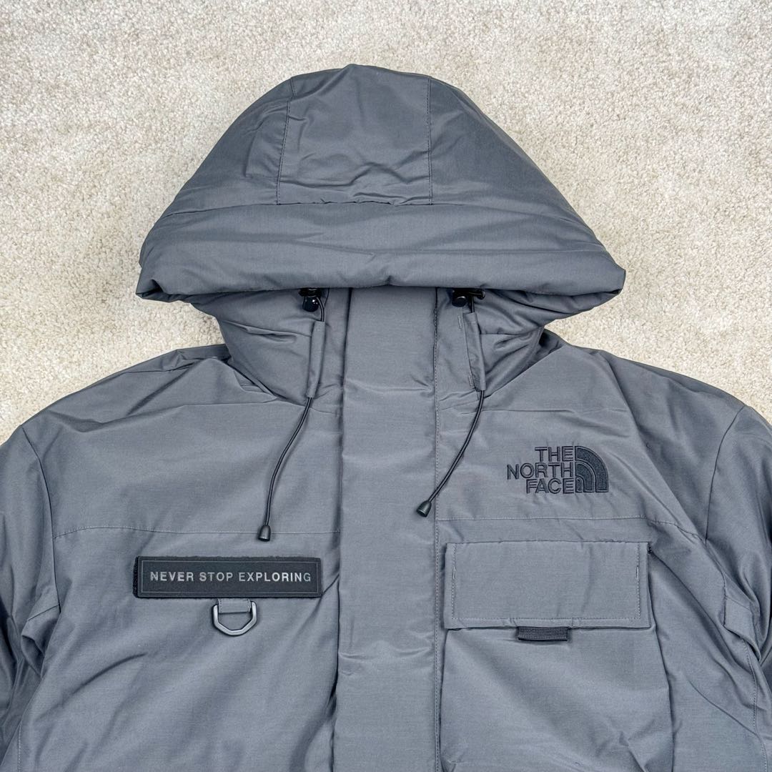 图片[4]-＃暖冬福利 北面THE NORTH FACE POLAR FW22 纯色Logo徽标多口袋抽绳厚款连帽工装羽绒服冬季 男女同款 申敏儿同款 设计理念： 这款是THE NORTH FACE 巅峰之作，高端于任何一款北面羽绒服，也是户外的登山系列，爆炸厚实，一般是在户外极寒天气穿着，基本上可以抵御零下几十度的严寒了，工艺十分复杂，并非单纯一件羽绒服那么简单，保暖程度不输大鹅，今年冬天一定需要这样一件厚实的过冬。 面料+特点： ✅ 内里填充90%正品一致的进口专用鹅绒，轻便，100%市面最高品质。 ✅ 采用经联盟RDS认证的高品质鹅绒填充，轻便不厚重且压缩后的蓬松度恢复性好。（ R·D·S不含任何不必要的动物伤害生产工序，从550蓬到950蓬不等，压缩性和温度重量也是衡量高品质，高填充度鹅线要指标） ✅单件成品1公斤以上，但是没有任何负重感，超级轻便，鹅绒广泛用于滑雪服，防寒服。 ✅原厂高密度户外防水材质，防风耐磨，防撕裂面料。 ✅ 里布380T最高标准，绝不跑绒，透气性极佳 ✅ 原版辅料五金全部原厂定做，100%还原复刻品质！ ✅多功能口袋，方便使用 ✅内里两侧印有保养清洗说明和衣服解释 ✅胸前贴饰有橡胶徽标logo ✅领口部分有防寒绒布，紧贴头颈，舒适又保暖 ✅ 原版辅料五金全部原厂定做，100%还原复刻品质，背部有内置网口袋 ✅ YKK吉田ISO9000品质顶级ZP拉链 工艺： 宽松版型，上身休闲舒适，为冬季户外提供保暖呵护，保暖性出色，穿着轻便不厚重。防潮,不易变形 ，容易清洁打理等特点，工艺成本极高 尺码：XS S M L XL XXL ​-选品中心