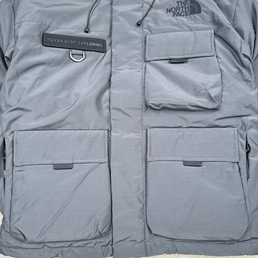 图片[7]-＃暖冬福利 北面THE NORTH FACE POLAR FW22 纯色Logo徽标多口袋抽绳厚款连帽工装羽绒服冬季 男女同款 申敏儿同款 设计理念： 这款是THE NORTH FACE 巅峰之作，高端于任何一款北面羽绒服，也是户外的登山系列，爆炸厚实，一般是在户外极寒天气穿着，基本上可以抵御零下几十度的严寒了，工艺十分复杂，并非单纯一件羽绒服那么简单，保暖程度不输大鹅，今年冬天一定需要这样一件厚实的过冬。 面料+特点： ✅ 内里填充90%正品一致的进口专用鹅绒，轻便，100%市面最高品质。 ✅ 采用经联盟RDS认证的高品质鹅绒填充，轻便不厚重且压缩后的蓬松度恢复性好。（ R·D·S不含任何不必要的动物伤害生产工序，从550蓬到950蓬不等，压缩性和温度重量也是衡量高品质，高填充度鹅线要指标） ✅单件成品1公斤以上，但是没有任何负重感，超级轻便，鹅绒广泛用于滑雪服，防寒服。 ✅原厂高密度户外防水材质，防风耐磨，防撕裂面料。 ✅ 里布380T最高标准，绝不跑绒，透气性极佳 ✅ 原版辅料五金全部原厂定做，100%还原复刻品质！ ✅多功能口袋，方便使用 ✅内里两侧印有保养清洗说明和衣服解释 ✅胸前贴饰有橡胶徽标logo ✅领口部分有防寒绒布，紧贴头颈，舒适又保暖 ✅ 原版辅料五金全部原厂定做，100%还原复刻品质，背部有内置网口袋 ✅ YKK吉田ISO9000品质顶级ZP拉链 工艺： 宽松版型，上身休闲舒适，为冬季户外提供保暖呵护，保暖性出色，穿着轻便不厚重。防潮,不易变形 ，容易清洁打理等特点，工艺成本极高 尺码：XS S M L XL XXL ​-选品中心