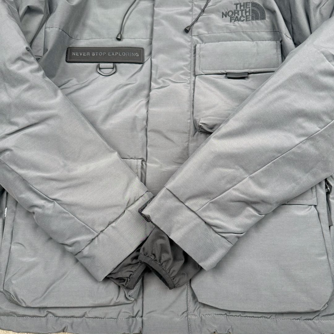 图片[11]-＃暖冬福利 北面THE NORTH FACE POLAR FW22 纯色Logo徽标多口袋抽绳厚款连帽工装羽绒服冬季 男女同款 申敏儿同款 设计理念： 这款是THE NORTH FACE 巅峰之作，高端于任何一款北面羽绒服，也是户外的登山系列，爆炸厚实，一般是在户外极寒天气穿着，基本上可以抵御零下几十度的严寒了，工艺十分复杂，并非单纯一件羽绒服那么简单，保暖程度不输大鹅，今年冬天一定需要这样一件厚实的过冬。 面料+特点： ✅ 内里填充90%正品一致的进口专用鹅绒，轻便，100%市面最高品质。 ✅ 采用经联盟RDS认证的高品质鹅绒填充，轻便不厚重且压缩后的蓬松度恢复性好。（ R·D·S不含任何不必要的动物伤害生产工序，从550蓬到950蓬不等，压缩性和温度重量也是衡量高品质，高填充度鹅线要指标） ✅单件成品1公斤以上，但是没有任何负重感，超级轻便，鹅绒广泛用于滑雪服，防寒服。 ✅原厂高密度户外防水材质，防风耐磨，防撕裂面料。 ✅ 里布380T最高标准，绝不跑绒，透气性极佳 ✅ 原版辅料五金全部原厂定做，100%还原复刻品质！ ✅多功能口袋，方便使用 ✅内里两侧印有保养清洗说明和衣服解释 ✅胸前贴饰有橡胶徽标logo ✅领口部分有防寒绒布，紧贴头颈，舒适又保暖 ✅ 原版辅料五金全部原厂定做，100%还原复刻品质，背部有内置网口袋 ✅ YKK吉田ISO9000品质顶级ZP拉链 工艺： 宽松版型，上身休闲舒适，为冬季户外提供保暖呵护，保暖性出色，穿着轻便不厚重。防潮,不易变形 ，容易清洁打理等特点，工艺成本极高 尺码：XS S M L XL XXL ​-选品中心
