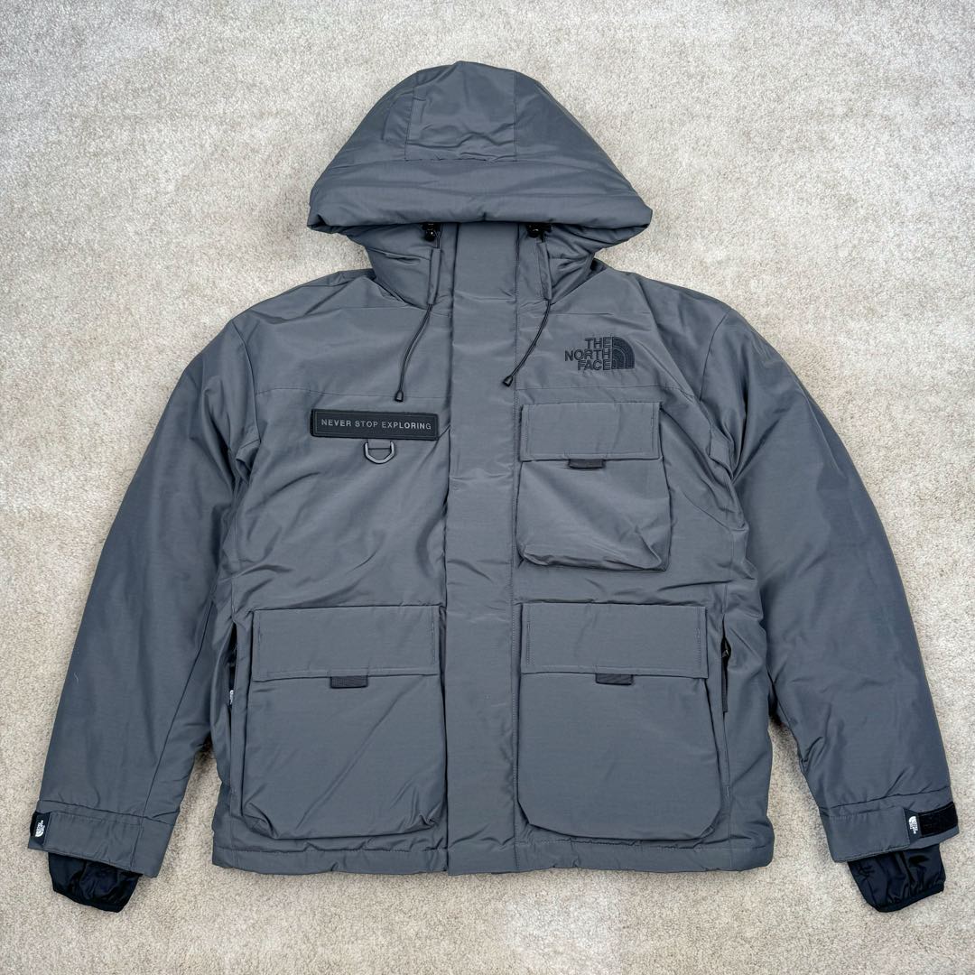 ＃暖冬福利 北面THE NORTH FACE POLAR FW22 纯色Logo徽标多口袋抽绳厚款连帽工装羽绒服冬季 男女同款 申敏儿同款 设计理念： 这款是THE NORTH FACE 巅峰之作，高端于任何一款北面羽绒服，也是户外的登山系列，爆炸厚实，一般是在户外极寒天气穿着，基本上可以抵御零下几十度的严寒了，工艺十分复杂，并非单纯一件羽绒服那么简单，保暖程度不输大鹅，今年冬天一定需要这样一件厚实的过冬。 面料+特点： ✅ 内里填充90%正品一致的进口专用鹅绒，轻便，100%市面最高品质。 ✅ 采用经联盟RDS认证的高品质鹅绒填充，轻便不厚重且压缩后的蓬松度恢复性好。（ R·D·S不含任何不必要的动物伤害生产工序，从550蓬到950蓬不等，压缩性和温度重量也是衡量高品质，高填充度鹅线要指标） ✅单件成品1公斤以上，但是没有任何负重感，超级轻便，鹅绒广泛用于滑雪服，防寒服。 ✅原厂高密度户外防水材质，防风耐磨，防撕裂面料。 ✅ 里布380T最高标准，绝不跑绒，透气性极佳 ✅ 原版辅料五金全部原厂定做，100%还原复刻品质！ ✅多功能口袋，方便使用 ✅内里两侧印有保养清洗说明和衣服解释 ✅胸前贴饰有橡胶徽标logo ✅领口部分有防寒绒布，紧贴头颈，舒适又保暖 ✅ 原版辅料五金全部原厂定做，100%还原复刻品质，背部有内置网口袋 ✅ YKK吉田ISO9000品质顶级ZP拉链 工艺： 宽松版型，上身休闲舒适，为冬季户外提供保暖呵护，保暖性出色，穿着轻便不厚重。防潮,不易变形 ，容易清洁打理等特点，工艺成本极高 尺码：XS S M L XL XXL ​-选品中心