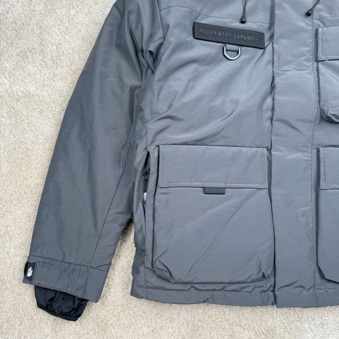 图片[5]-＃暖冬福利 北面THE NORTH FACE POLAR FW22 纯色Logo徽标多口袋抽绳厚款连帽工装羽绒服冬季 男女同款 申敏儿同款 设计理念： 这款是THE NORTH FACE 巅峰之作，高端于任何一款北面羽绒服，也是户外的登山系列，爆炸厚实，一般是在户外极寒天气穿着，基本上可以抵御零下几十度的严寒了，工艺十分复杂，并非单纯一件羽绒服那么简单，保暖程度不输大鹅，今年冬天一定需要这样一件厚实的过冬。 面料+特点： ✅ 内里填充90%正品一致的进口专用鹅绒，轻便，100%市面最高品质。 ✅ 采用经联盟RDS认证的高品质鹅绒填充，轻便不厚重且压缩后的蓬松度恢复性好。（ R·D·S不含任何不必要的动物伤害生产工序，从550蓬到950蓬不等，压缩性和温度重量也是衡量高品质，高填充度鹅线要指标） ✅单件成品1公斤以上，但是没有任何负重感，超级轻便，鹅绒广泛用于滑雪服，防寒服。 ✅原厂高密度户外防水材质，防风耐磨，防撕裂面料。 ✅ 里布380T最高标准，绝不跑绒，透气性极佳 ✅ 原版辅料五金全部原厂定做，100%还原复刻品质！ ✅多功能口袋，方便使用 ✅内里两侧印有保养清洗说明和衣服解释 ✅胸前贴饰有橡胶徽标logo ✅领口部分有防寒绒布，紧贴头颈，舒适又保暖 ✅ 原版辅料五金全部原厂定做，100%还原复刻品质，背部有内置网口袋 ✅ YKK吉田ISO9000品质顶级ZP拉链 工艺： 宽松版型，上身休闲舒适，为冬季户外提供保暖呵护，保暖性出色，穿着轻便不厚重。防潮,不易变形 ，容易清洁打理等特点，工艺成本极高 尺码：XS S M L XL XXL ​-选品中心