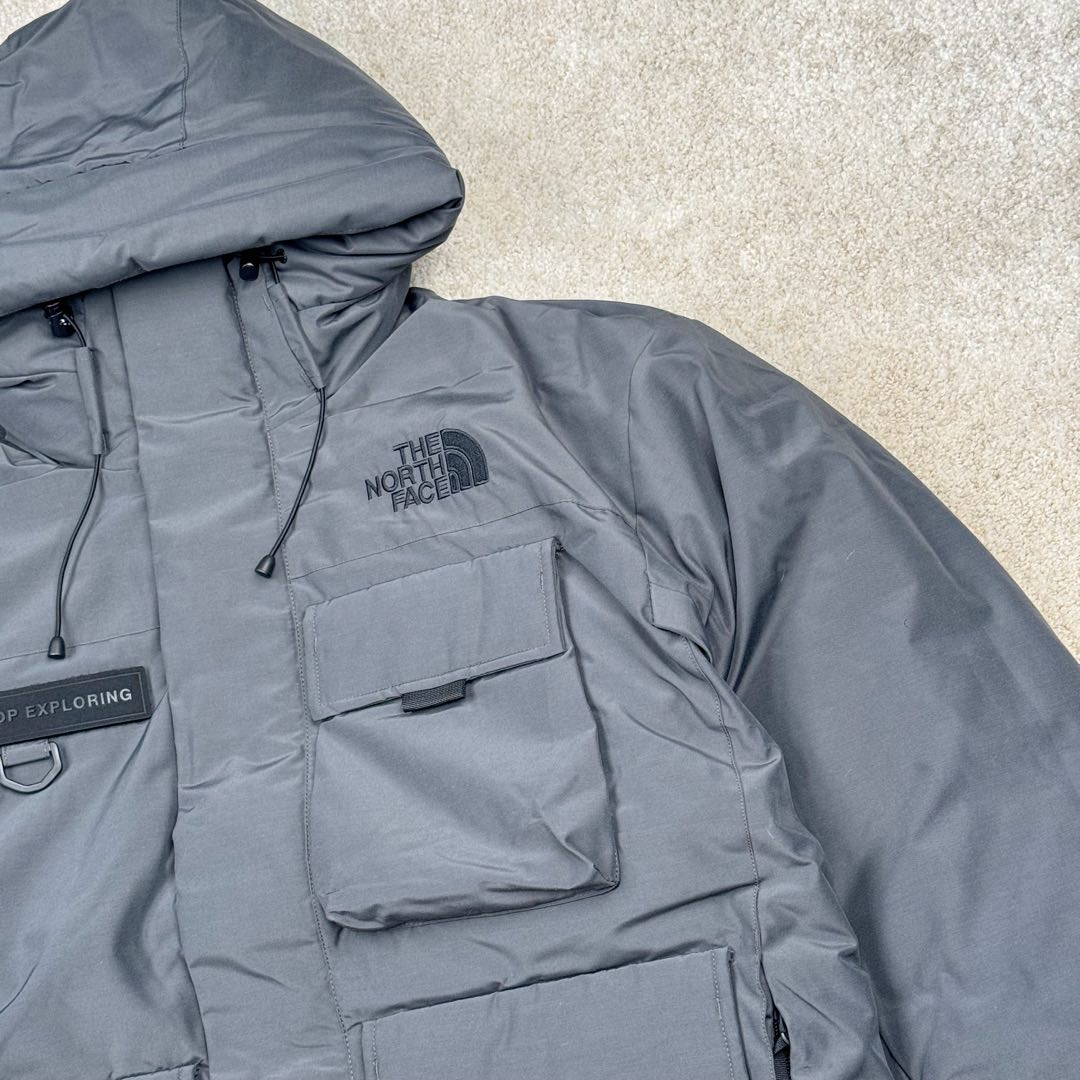 图片[8]-＃暖冬福利 北面THE NORTH FACE POLAR FW22 纯色Logo徽标多口袋抽绳厚款连帽工装羽绒服冬季 男女同款 申敏儿同款 设计理念： 这款是THE NORTH FACE 巅峰之作，高端于任何一款北面羽绒服，也是户外的登山系列，爆炸厚实，一般是在户外极寒天气穿着，基本上可以抵御零下几十度的严寒了，工艺十分复杂，并非单纯一件羽绒服那么简单，保暖程度不输大鹅，今年冬天一定需要这样一件厚实的过冬。 面料+特点： ✅ 内里填充90%正品一致的进口专用鹅绒，轻便，100%市面最高品质。 ✅ 采用经联盟RDS认证的高品质鹅绒填充，轻便不厚重且压缩后的蓬松度恢复性好。（ R·D·S不含任何不必要的动物伤害生产工序，从550蓬到950蓬不等，压缩性和温度重量也是衡量高品质，高填充度鹅线要指标） ✅单件成品1公斤以上，但是没有任何负重感，超级轻便，鹅绒广泛用于滑雪服，防寒服。 ✅原厂高密度户外防水材质，防风耐磨，防撕裂面料。 ✅ 里布380T最高标准，绝不跑绒，透气性极佳 ✅ 原版辅料五金全部原厂定做，100%还原复刻品质！ ✅多功能口袋，方便使用 ✅内里两侧印有保养清洗说明和衣服解释 ✅胸前贴饰有橡胶徽标logo ✅领口部分有防寒绒布，紧贴头颈，舒适又保暖 ✅ 原版辅料五金全部原厂定做，100%还原复刻品质，背部有内置网口袋 ✅ YKK吉田ISO9000品质顶级ZP拉链 工艺： 宽松版型，上身休闲舒适，为冬季户外提供保暖呵护，保暖性出色，穿着轻便不厚重。防潮,不易变形 ，容易清洁打理等特点，工艺成本极高 尺码：XS S M L XL XXL ​-选品中心