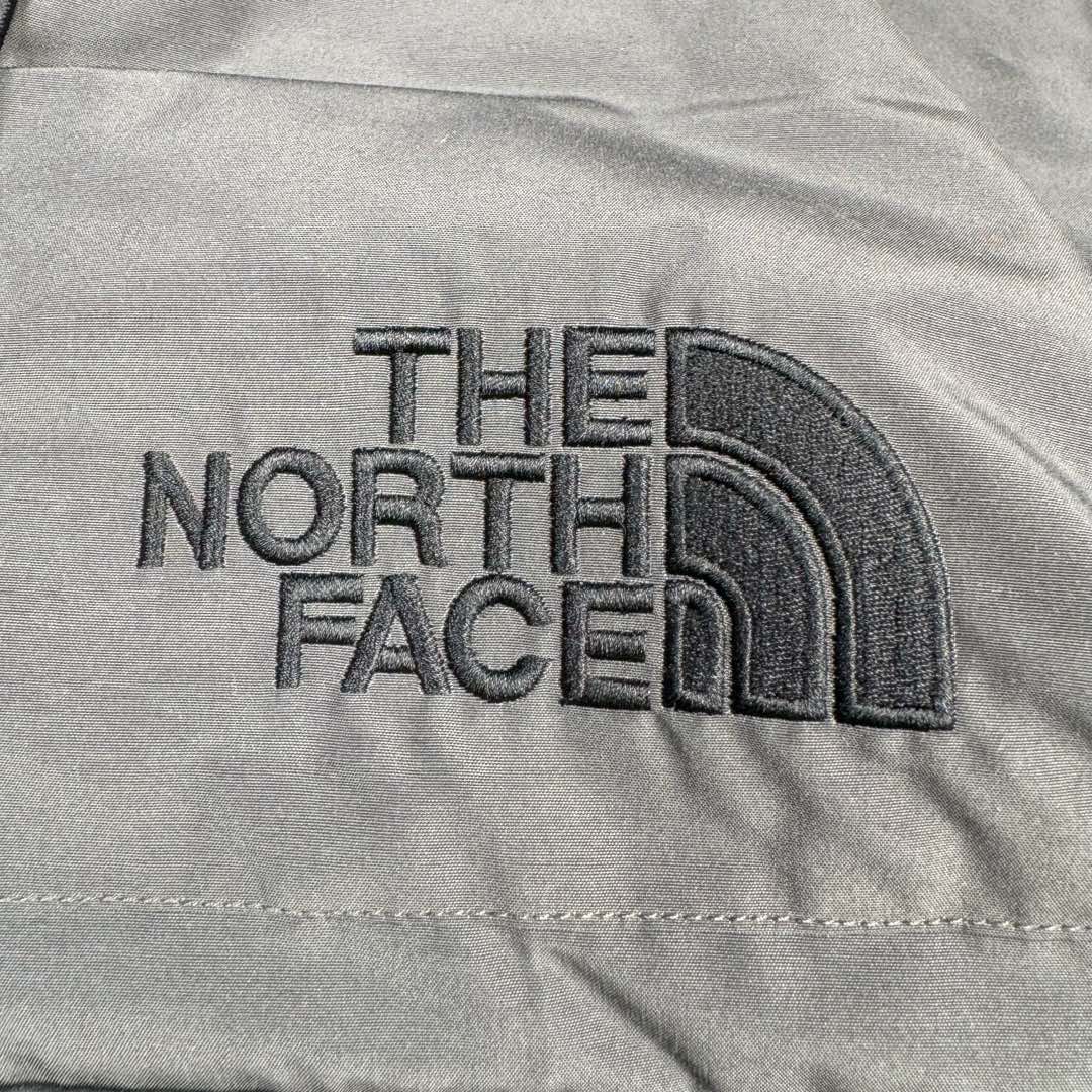 图片[10]-＃暖冬福利 北面THE NORTH FACE POLAR FW22 纯色Logo徽标多口袋抽绳厚款连帽工装羽绒服冬季 男女同款 申敏儿同款 设计理念： 这款是THE NORTH FACE 巅峰之作，高端于任何一款北面羽绒服，也是户外的登山系列，爆炸厚实，一般是在户外极寒天气穿着，基本上可以抵御零下几十度的严寒了，工艺十分复杂，并非单纯一件羽绒服那么简单，保暖程度不输大鹅，今年冬天一定需要这样一件厚实的过冬。 面料+特点： ✅ 内里填充90%正品一致的进口专用鹅绒，轻便，100%市面最高品质。 ✅ 采用经联盟RDS认证的高品质鹅绒填充，轻便不厚重且压缩后的蓬松度恢复性好。（ R·D·S不含任何不必要的动物伤害生产工序，从550蓬到950蓬不等，压缩性和温度重量也是衡量高品质，高填充度鹅线要指标） ✅单件成品1公斤以上，但是没有任何负重感，超级轻便，鹅绒广泛用于滑雪服，防寒服。 ✅原厂高密度户外防水材质，防风耐磨，防撕裂面料。 ✅ 里布380T最高标准，绝不跑绒，透气性极佳 ✅ 原版辅料五金全部原厂定做，100%还原复刻品质！ ✅多功能口袋，方便使用 ✅内里两侧印有保养清洗说明和衣服解释 ✅胸前贴饰有橡胶徽标logo ✅领口部分有防寒绒布，紧贴头颈，舒适又保暖 ✅ 原版辅料五金全部原厂定做，100%还原复刻品质，背部有内置网口袋 ✅ YKK吉田ISO9000品质顶级ZP拉链 工艺： 宽松版型，上身休闲舒适，为冬季户外提供保暖呵护，保暖性出色，穿着轻便不厚重。防潮,不易变形 ，容易清洁打理等特点，工艺成本极高 尺码：XS S M L XL XXL ​-选品中心