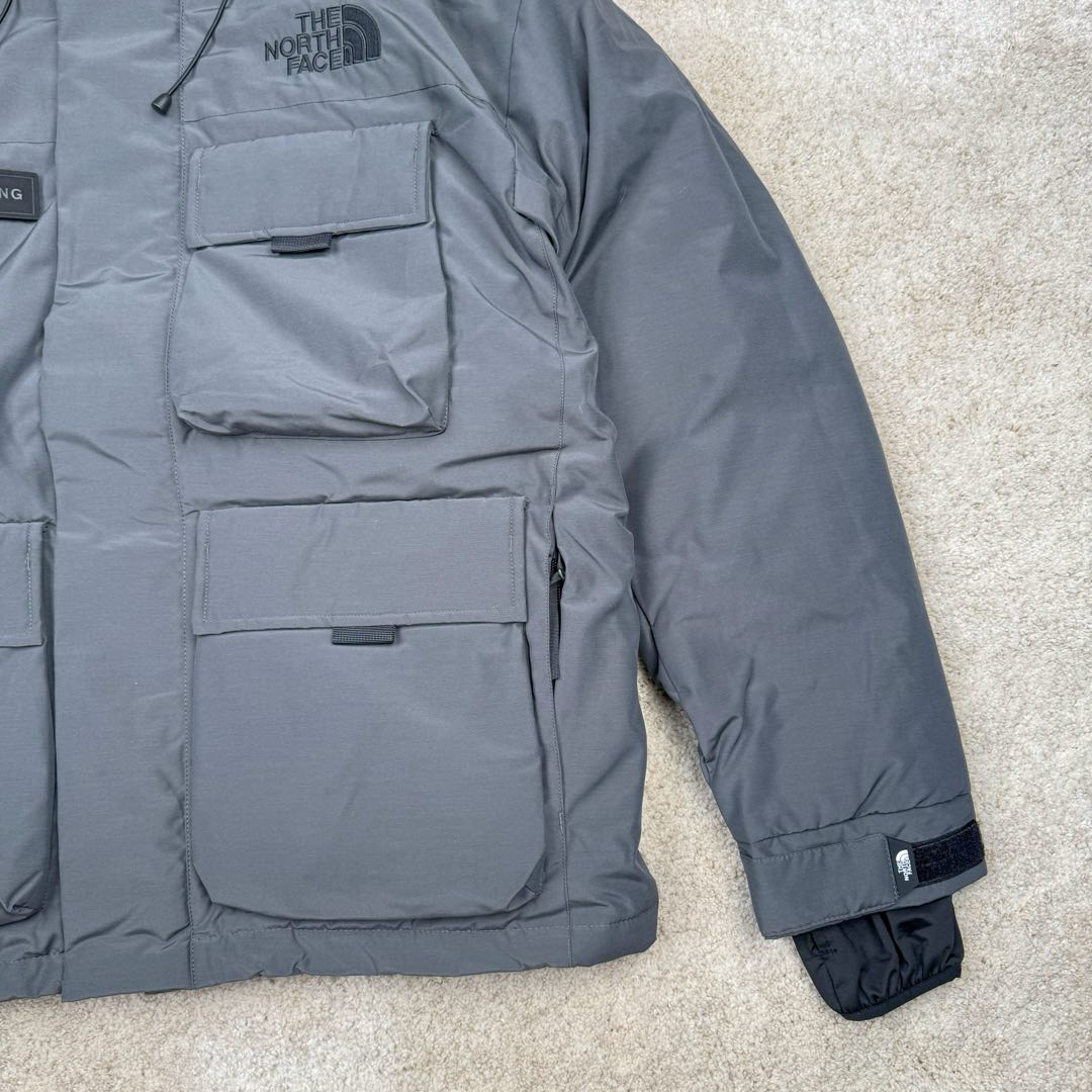 图片[6]-＃暖冬福利 北面THE NORTH FACE POLAR FW22 纯色Logo徽标多口袋抽绳厚款连帽工装羽绒服冬季 男女同款 申敏儿同款 设计理念： 这款是THE NORTH FACE 巅峰之作，高端于任何一款北面羽绒服，也是户外的登山系列，爆炸厚实，一般是在户外极寒天气穿着，基本上可以抵御零下几十度的严寒了，工艺十分复杂，并非单纯一件羽绒服那么简单，保暖程度不输大鹅，今年冬天一定需要这样一件厚实的过冬。 面料+特点： ✅ 内里填充90%正品一致的进口专用鹅绒，轻便，100%市面最高品质。 ✅ 采用经联盟RDS认证的高品质鹅绒填充，轻便不厚重且压缩后的蓬松度恢复性好。（ R·D·S不含任何不必要的动物伤害生产工序，从550蓬到950蓬不等，压缩性和温度重量也是衡量高品质，高填充度鹅线要指标） ✅单件成品1公斤以上，但是没有任何负重感，超级轻便，鹅绒广泛用于滑雪服，防寒服。 ✅原厂高密度户外防水材质，防风耐磨，防撕裂面料。 ✅ 里布380T最高标准，绝不跑绒，透气性极佳 ✅ 原版辅料五金全部原厂定做，100%还原复刻品质！ ✅多功能口袋，方便使用 ✅内里两侧印有保养清洗说明和衣服解释 ✅胸前贴饰有橡胶徽标logo ✅领口部分有防寒绒布，紧贴头颈，舒适又保暖 ✅ 原版辅料五金全部原厂定做，100%还原复刻品质，背部有内置网口袋 ✅ YKK吉田ISO9000品质顶级ZP拉链 工艺： 宽松版型，上身休闲舒适，为冬季户外提供保暖呵护，保暖性出色，穿着轻便不厚重。防潮,不易变形 ，容易清洁打理等特点，工艺成本极高 尺码：XS S M L XL XXL ​-选品中心