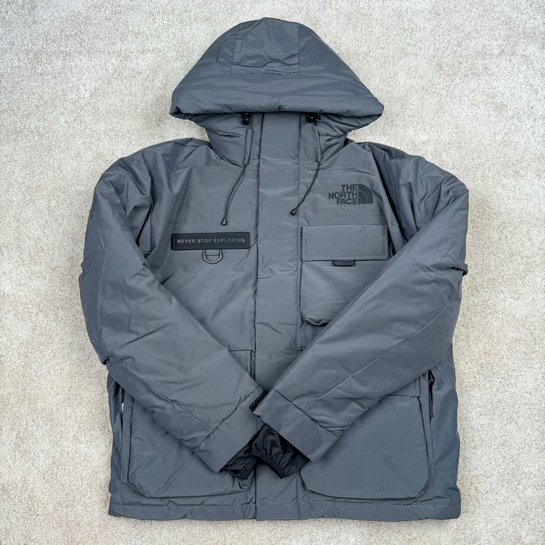 图片[2]-＃暖冬福利 北面THE NORTH FACE POLAR FW22 纯色Logo徽标多口袋抽绳厚款连帽工装羽绒服冬季 男女同款 申敏儿同款 设计理念： 这款是THE NORTH FACE 巅峰之作，高端于任何一款北面羽绒服，也是户外的登山系列，爆炸厚实，一般是在户外极寒天气穿着，基本上可以抵御零下几十度的严寒了，工艺十分复杂，并非单纯一件羽绒服那么简单，保暖程度不输大鹅，今年冬天一定需要这样一件厚实的过冬。 面料+特点： ✅ 内里填充90%正品一致的进口专用鹅绒，轻便，100%市面最高品质。 ✅ 采用经联盟RDS认证的高品质鹅绒填充，轻便不厚重且压缩后的蓬松度恢复性好。（ R·D·S不含任何不必要的动物伤害生产工序，从550蓬到950蓬不等，压缩性和温度重量也是衡量高品质，高填充度鹅线要指标） ✅单件成品1公斤以上，但是没有任何负重感，超级轻便，鹅绒广泛用于滑雪服，防寒服。 ✅原厂高密度户外防水材质，防风耐磨，防撕裂面料。 ✅ 里布380T最高标准，绝不跑绒，透气性极佳 ✅ 原版辅料五金全部原厂定做，100%还原复刻品质！ ✅多功能口袋，方便使用 ✅内里两侧印有保养清洗说明和衣服解释 ✅胸前贴饰有橡胶徽标logo ✅领口部分有防寒绒布，紧贴头颈，舒适又保暖 ✅ 原版辅料五金全部原厂定做，100%还原复刻品质，背部有内置网口袋 ✅ YKK吉田ISO9000品质顶级ZP拉链 工艺： 宽松版型，上身休闲舒适，为冬季户外提供保暖呵护，保暖性出色，穿着轻便不厚重。防潮,不易变形 ，容易清洁打理等特点，工艺成本极高 尺码：XS S M L XL XXL ​-选品中心