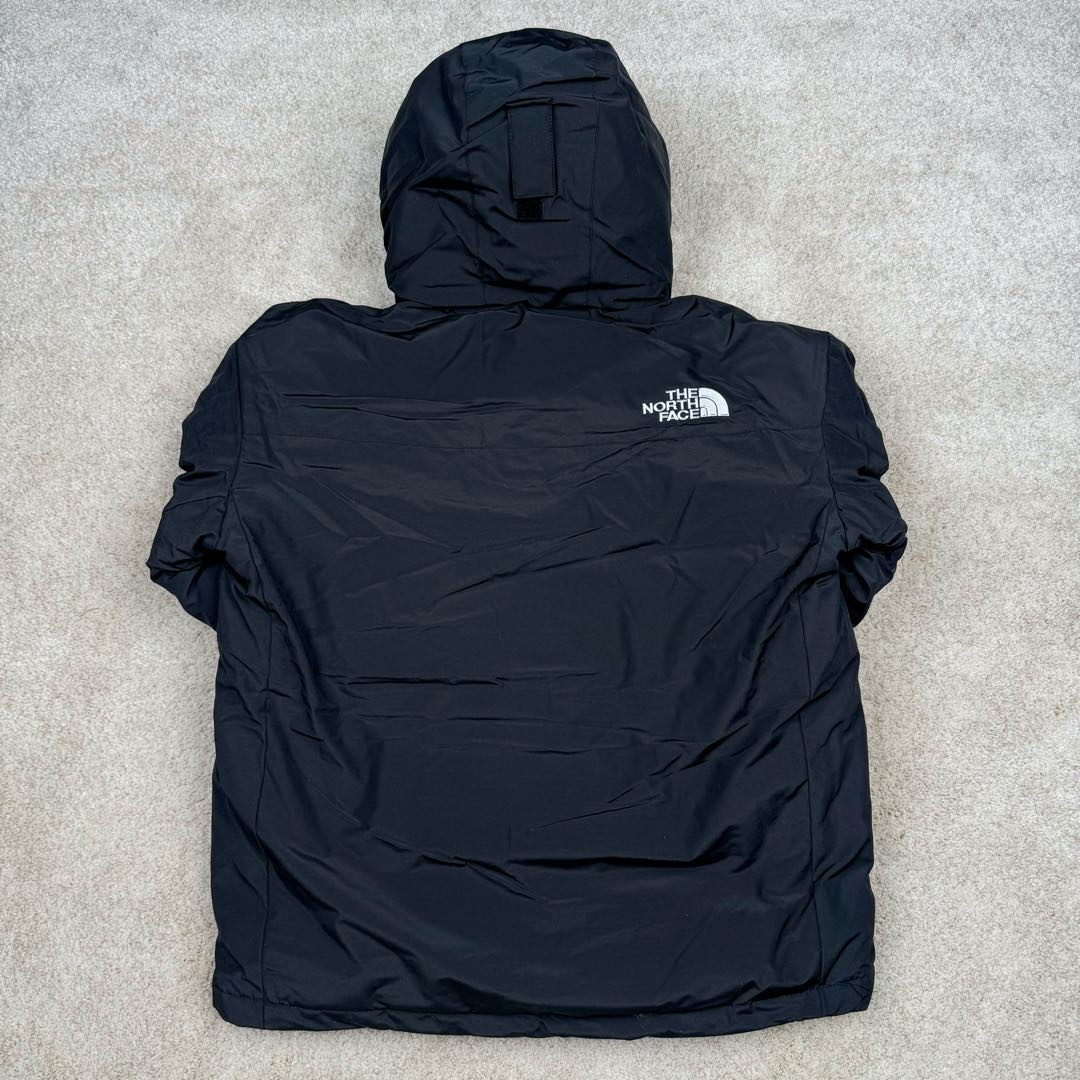 图片[3]-＃暖冬福利 北面THE NORTH FACE POLAR FW22 纯色Logo徽标多口袋抽绳厚款连帽工装羽绒服冬季 男女同款 申敏儿同款 设计理念： 这款是THE NORTH FACE 巅峰之作，高端于任何一款北面羽绒服，也是户外的登山系列，爆炸厚实，一般是在户外极寒天气穿着，基本上可以抵御零下几十度的严寒了，工艺十分复杂，并非单纯一件羽绒服那么简单，保暖程度不输大鹅，今年冬天一定需要这样一件厚实的过冬。 面料+特点： ✅ 内里填充90%正品一致的进口专用鹅绒，轻便，100%市面最高品质。 ✅ 采用经联盟RDS认证的高品质鹅绒填充，轻便不厚重且压缩后的蓬松度恢复性好。（ R·D·S不含任何不必要的动物伤害生产工序，从550蓬到950蓬不等，压缩性和温度重量也是衡量高品质，高填充度鹅线要指标） ✅单件成品1公斤以上，但是没有任何负重感，超级轻便，鹅绒广泛用于滑雪服，防寒服。 ✅原厂高密度户外防水材质，防风耐磨，防撕裂面料。 ✅ 里布380T最高标准，绝不跑绒，透气性极佳 ✅ 原版辅料五金全部原厂定做，100%还原复刻品质！ ✅多功能口袋，方便使用 ✅内里两侧印有保养清洗说明和衣服解释 ✅胸前贴饰有橡胶徽标logo ✅领口部分有防寒绒布，紧贴头颈，舒适又保暖 ✅ 原版辅料五金全部原厂定做，100%还原复刻品质，背部有内置网口袋 ✅ YKK吉田ISO9000品质顶级ZP拉链 工艺： 宽松版型，上身休闲舒适，为冬季户外提供保暖呵护，保暖性出色，穿着轻便不厚重。防潮,不易变形 ，容易清洁打理等特点，工艺成本极高 尺码：XS S M L XL XXL ​-选品中心