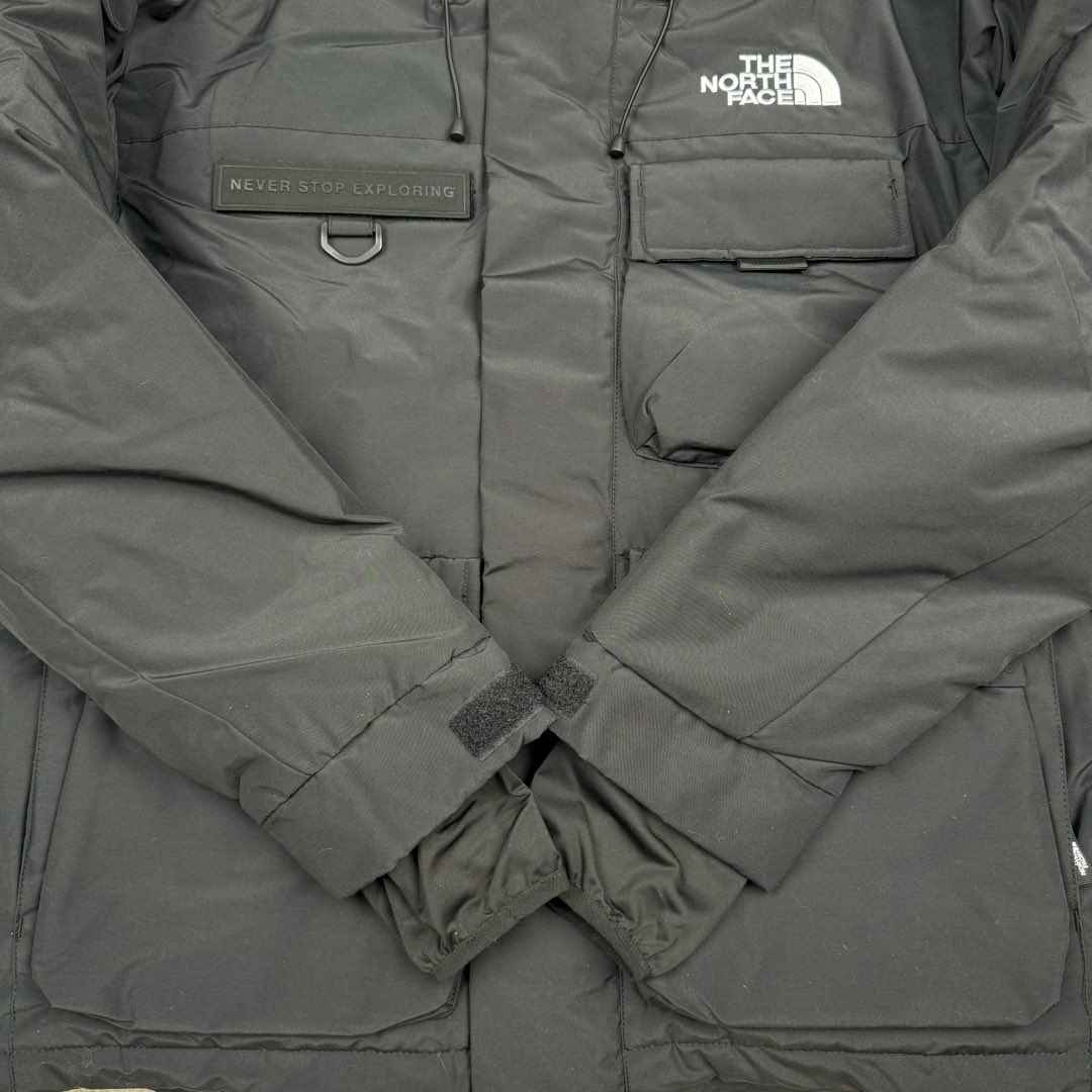 图片[10]-＃暖冬福利 北面THE NORTH FACE POLAR FW22 纯色Logo徽标多口袋抽绳厚款连帽工装羽绒服冬季 男女同款 申敏儿同款 设计理念： 这款是THE NORTH FACE 巅峰之作，高端于任何一款北面羽绒服，也是户外的登山系列，爆炸厚实，一般是在户外极寒天气穿着，基本上可以抵御零下几十度的严寒了，工艺十分复杂，并非单纯一件羽绒服那么简单，保暖程度不输大鹅，今年冬天一定需要这样一件厚实的过冬。 面料+特点： ✅ 内里填充90%正品一致的进口专用鹅绒，轻便，100%市面最高品质。 ✅ 采用经联盟RDS认证的高品质鹅绒填充，轻便不厚重且压缩后的蓬松度恢复性好。（ R·D·S不含任何不必要的动物伤害生产工序，从550蓬到950蓬不等，压缩性和温度重量也是衡量高品质，高填充度鹅线要指标） ✅单件成品1公斤以上，但是没有任何负重感，超级轻便，鹅绒广泛用于滑雪服，防寒服。 ✅原厂高密度户外防水材质，防风耐磨，防撕裂面料。 ✅ 里布380T最高标准，绝不跑绒，透气性极佳 ✅ 原版辅料五金全部原厂定做，100%还原复刻品质！ ✅多功能口袋，方便使用 ✅内里两侧印有保养清洗说明和衣服解释 ✅胸前贴饰有橡胶徽标logo ✅领口部分有防寒绒布，紧贴头颈，舒适又保暖 ✅ 原版辅料五金全部原厂定做，100%还原复刻品质，背部有内置网口袋 ✅ YKK吉田ISO9000品质顶级ZP拉链 工艺： 宽松版型，上身休闲舒适，为冬季户外提供保暖呵护，保暖性出色，穿着轻便不厚重。防潮,不易变形 ，容易清洁打理等特点，工艺成本极高 尺码：XS S M L XL XXL ​-选品中心