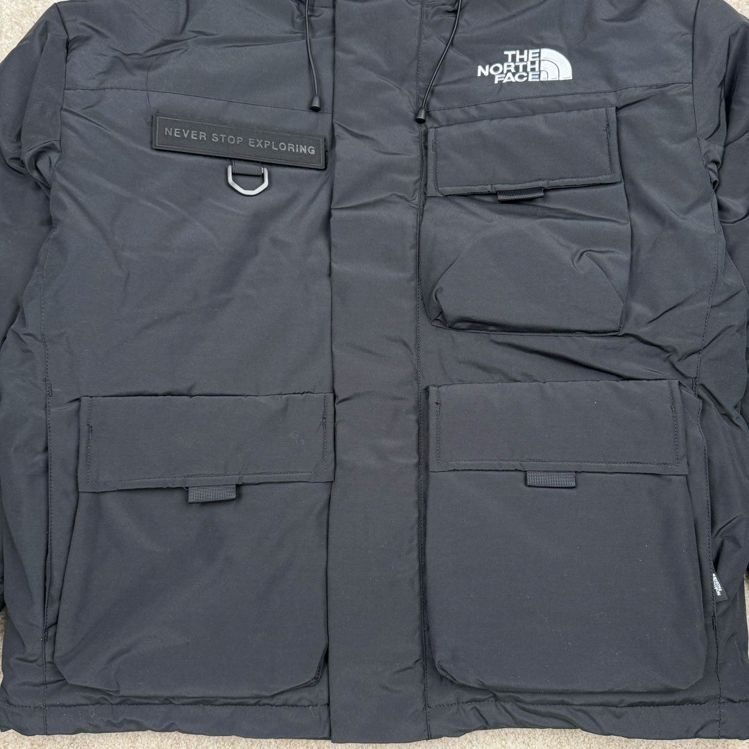 图片[8]-＃暖冬福利 北面THE NORTH FACE POLAR FW22 纯色Logo徽标多口袋抽绳厚款连帽工装羽绒服冬季 男女同款 申敏儿同款 设计理念： 这款是THE NORTH FACE 巅峰之作，高端于任何一款北面羽绒服，也是户外的登山系列，爆炸厚实，一般是在户外极寒天气穿着，基本上可以抵御零下几十度的严寒了，工艺十分复杂，并非单纯一件羽绒服那么简单，保暖程度不输大鹅，今年冬天一定需要这样一件厚实的过冬。 面料+特点： ✅ 内里填充90%正品一致的进口专用鹅绒，轻便，100%市面最高品质。 ✅ 采用经联盟RDS认证的高品质鹅绒填充，轻便不厚重且压缩后的蓬松度恢复性好。（ R·D·S不含任何不必要的动物伤害生产工序，从550蓬到950蓬不等，压缩性和温度重量也是衡量高品质，高填充度鹅线要指标） ✅单件成品1公斤以上，但是没有任何负重感，超级轻便，鹅绒广泛用于滑雪服，防寒服。 ✅原厂高密度户外防水材质，防风耐磨，防撕裂面料。 ✅ 里布380T最高标准，绝不跑绒，透气性极佳 ✅ 原版辅料五金全部原厂定做，100%还原复刻品质！ ✅多功能口袋，方便使用 ✅内里两侧印有保养清洗说明和衣服解释 ✅胸前贴饰有橡胶徽标logo ✅领口部分有防寒绒布，紧贴头颈，舒适又保暖 ✅ 原版辅料五金全部原厂定做，100%还原复刻品质，背部有内置网口袋 ✅ YKK吉田ISO9000品质顶级ZP拉链 工艺： 宽松版型，上身休闲舒适，为冬季户外提供保暖呵护，保暖性出色，穿着轻便不厚重。防潮,不易变形 ，容易清洁打理等特点，工艺成本极高 尺码：XS S M L XL XXL ​-选品中心