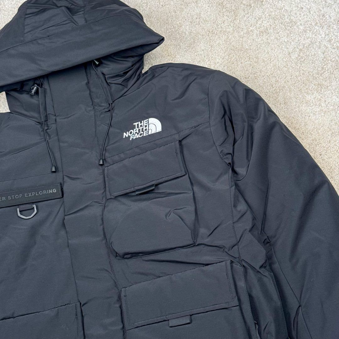 图片[9]-＃暖冬福利 北面THE NORTH FACE POLAR FW22 纯色Logo徽标多口袋抽绳厚款连帽工装羽绒服冬季 男女同款 申敏儿同款 设计理念： 这款是THE NORTH FACE 巅峰之作，高端于任何一款北面羽绒服，也是户外的登山系列，爆炸厚实，一般是在户外极寒天气穿着，基本上可以抵御零下几十度的严寒了，工艺十分复杂，并非单纯一件羽绒服那么简单，保暖程度不输大鹅，今年冬天一定需要这样一件厚实的过冬。 面料+特点： ✅ 内里填充90%正品一致的进口专用鹅绒，轻便，100%市面最高品质。 ✅ 采用经联盟RDS认证的高品质鹅绒填充，轻便不厚重且压缩后的蓬松度恢复性好。（ R·D·S不含任何不必要的动物伤害生产工序，从550蓬到950蓬不等，压缩性和温度重量也是衡量高品质，高填充度鹅线要指标） ✅单件成品1公斤以上，但是没有任何负重感，超级轻便，鹅绒广泛用于滑雪服，防寒服。 ✅原厂高密度户外防水材质，防风耐磨，防撕裂面料。 ✅ 里布380T最高标准，绝不跑绒，透气性极佳 ✅ 原版辅料五金全部原厂定做，100%还原复刻品质！ ✅多功能口袋，方便使用 ✅内里两侧印有保养清洗说明和衣服解释 ✅胸前贴饰有橡胶徽标logo ✅领口部分有防寒绒布，紧贴头颈，舒适又保暖 ✅ 原版辅料五金全部原厂定做，100%还原复刻品质，背部有内置网口袋 ✅ YKK吉田ISO9000品质顶级ZP拉链 工艺： 宽松版型，上身休闲舒适，为冬季户外提供保暖呵护，保暖性出色，穿着轻便不厚重。防潮,不易变形 ，容易清洁打理等特点，工艺成本极高 尺码：XS S M L XL XXL ​-选品中心