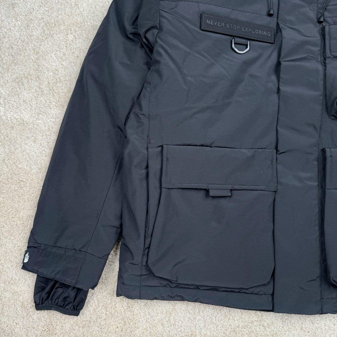 图片[6]-＃暖冬福利 北面THE NORTH FACE POLAR FW22 纯色Logo徽标多口袋抽绳厚款连帽工装羽绒服冬季 男女同款 申敏儿同款 设计理念： 这款是THE NORTH FACE 巅峰之作，高端于任何一款北面羽绒服，也是户外的登山系列，爆炸厚实，一般是在户外极寒天气穿着，基本上可以抵御零下几十度的严寒了，工艺十分复杂，并非单纯一件羽绒服那么简单，保暖程度不输大鹅，今年冬天一定需要这样一件厚实的过冬。 面料+特点： ✅ 内里填充90%正品一致的进口专用鹅绒，轻便，100%市面最高品质。 ✅ 采用经联盟RDS认证的高品质鹅绒填充，轻便不厚重且压缩后的蓬松度恢复性好。（ R·D·S不含任何不必要的动物伤害生产工序，从550蓬到950蓬不等，压缩性和温度重量也是衡量高品质，高填充度鹅线要指标） ✅单件成品1公斤以上，但是没有任何负重感，超级轻便，鹅绒广泛用于滑雪服，防寒服。 ✅原厂高密度户外防水材质，防风耐磨，防撕裂面料。 ✅ 里布380T最高标准，绝不跑绒，透气性极佳 ✅ 原版辅料五金全部原厂定做，100%还原复刻品质！ ✅多功能口袋，方便使用 ✅内里两侧印有保养清洗说明和衣服解释 ✅胸前贴饰有橡胶徽标logo ✅领口部分有防寒绒布，紧贴头颈，舒适又保暖 ✅ 原版辅料五金全部原厂定做，100%还原复刻品质，背部有内置网口袋 ✅ YKK吉田ISO9000品质顶级ZP拉链 工艺： 宽松版型，上身休闲舒适，为冬季户外提供保暖呵护，保暖性出色，穿着轻便不厚重。防潮,不易变形 ，容易清洁打理等特点，工艺成本极高 尺码：XS S M L XL XXL ​-选品中心