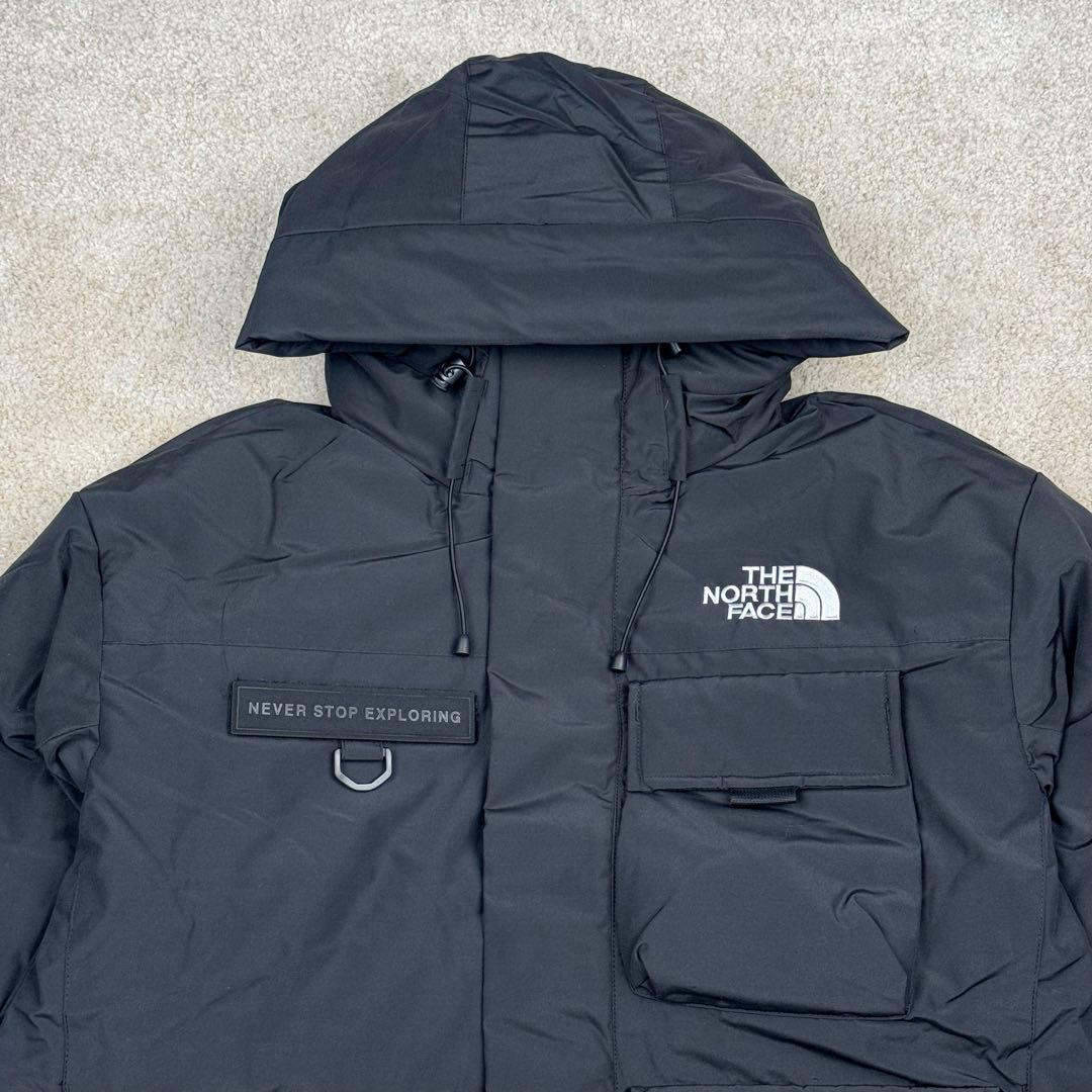 图片[5]-＃暖冬福利 北面THE NORTH FACE POLAR FW22 纯色Logo徽标多口袋抽绳厚款连帽工装羽绒服冬季 男女同款 申敏儿同款 设计理念： 这款是THE NORTH FACE 巅峰之作，高端于任何一款北面羽绒服，也是户外的登山系列，爆炸厚实，一般是在户外极寒天气穿着，基本上可以抵御零下几十度的严寒了，工艺十分复杂，并非单纯一件羽绒服那么简单，保暖程度不输大鹅，今年冬天一定需要这样一件厚实的过冬。 面料+特点： ✅ 内里填充90%正品一致的进口专用鹅绒，轻便，100%市面最高品质。 ✅ 采用经联盟RDS认证的高品质鹅绒填充，轻便不厚重且压缩后的蓬松度恢复性好。（ R·D·S不含任何不必要的动物伤害生产工序，从550蓬到950蓬不等，压缩性和温度重量也是衡量高品质，高填充度鹅线要指标） ✅单件成品1公斤以上，但是没有任何负重感，超级轻便，鹅绒广泛用于滑雪服，防寒服。 ✅原厂高密度户外防水材质，防风耐磨，防撕裂面料。 ✅ 里布380T最高标准，绝不跑绒，透气性极佳 ✅ 原版辅料五金全部原厂定做，100%还原复刻品质！ ✅多功能口袋，方便使用 ✅内里两侧印有保养清洗说明和衣服解释 ✅胸前贴饰有橡胶徽标logo ✅领口部分有防寒绒布，紧贴头颈，舒适又保暖 ✅ 原版辅料五金全部原厂定做，100%还原复刻品质，背部有内置网口袋 ✅ YKK吉田ISO9000品质顶级ZP拉链 工艺： 宽松版型，上身休闲舒适，为冬季户外提供保暖呵护，保暖性出色，穿着轻便不厚重。防潮,不易变形 ，容易清洁打理等特点，工艺成本极高 尺码：XS S M L XL XXL ​-选品中心