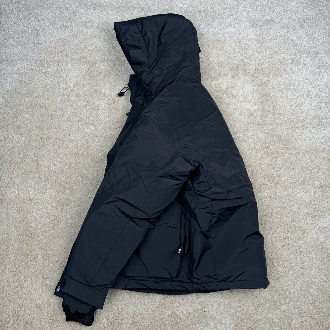 图片[4]-＃暖冬福利 北面THE NORTH FACE POLAR FW22 纯色Logo徽标多口袋抽绳厚款连帽工装羽绒服冬季 男女同款 申敏儿同款 设计理念： 这款是THE NORTH FACE 巅峰之作，高端于任何一款北面羽绒服，也是户外的登山系列，爆炸厚实，一般是在户外极寒天气穿着，基本上可以抵御零下几十度的严寒了，工艺十分复杂，并非单纯一件羽绒服那么简单，保暖程度不输大鹅，今年冬天一定需要这样一件厚实的过冬。 面料+特点： ✅ 内里填充90%正品一致的进口专用鹅绒，轻便，100%市面最高品质。 ✅ 采用经联盟RDS认证的高品质鹅绒填充，轻便不厚重且压缩后的蓬松度恢复性好。（ R·D·S不含任何不必要的动物伤害生产工序，从550蓬到950蓬不等，压缩性和温度重量也是衡量高品质，高填充度鹅线要指标） ✅单件成品1公斤以上，但是没有任何负重感，超级轻便，鹅绒广泛用于滑雪服，防寒服。 ✅原厂高密度户外防水材质，防风耐磨，防撕裂面料。 ✅ 里布380T最高标准，绝不跑绒，透气性极佳 ✅ 原版辅料五金全部原厂定做，100%还原复刻品质！ ✅多功能口袋，方便使用 ✅内里两侧印有保养清洗说明和衣服解释 ✅胸前贴饰有橡胶徽标logo ✅领口部分有防寒绒布，紧贴头颈，舒适又保暖 ✅ 原版辅料五金全部原厂定做，100%还原复刻品质，背部有内置网口袋 ✅ YKK吉田ISO9000品质顶级ZP拉链 工艺： 宽松版型，上身休闲舒适，为冬季户外提供保暖呵护，保暖性出色，穿着轻便不厚重。防潮,不易变形 ，容易清洁打理等特点，工艺成本极高 尺码：XS S M L XL XXL ​-选品中心